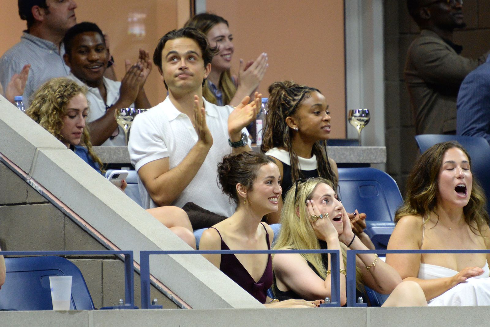 L'image peut contenir Maude Apatow Maya Eshet Heather Matarazzo Cup Accessoires Bracelet Bijoux Adulture et personne