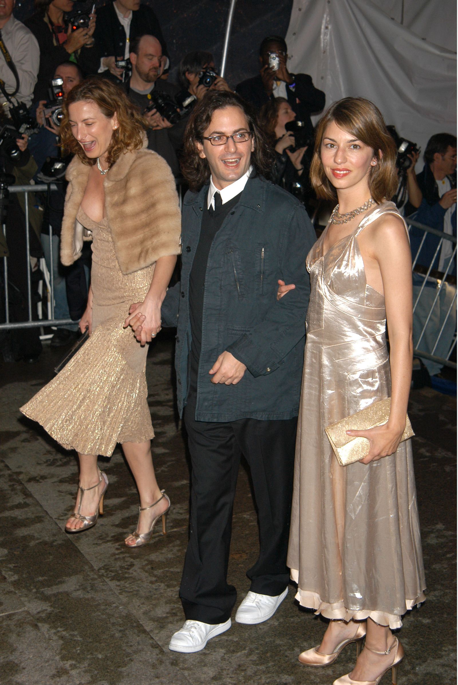 Sofia Coppola et Marc Jacobs célèbrent leur amitié très élégante au Venise Film Festival 2025 Sofia Coppola Marc Jacobs et Zoe Cassavetes au Gala Met 2004.