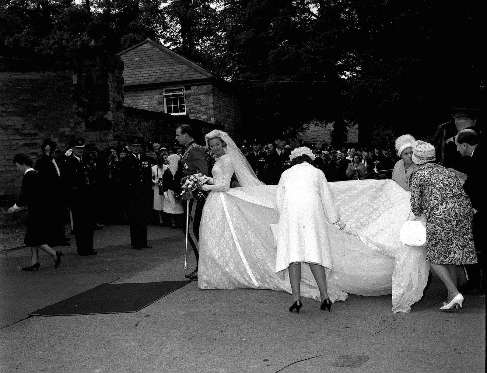 Le train de la duchesse de Kent est ajusté à l'arrivée au Hovingham Hall après sa cérémonie de mariage à York Minster.