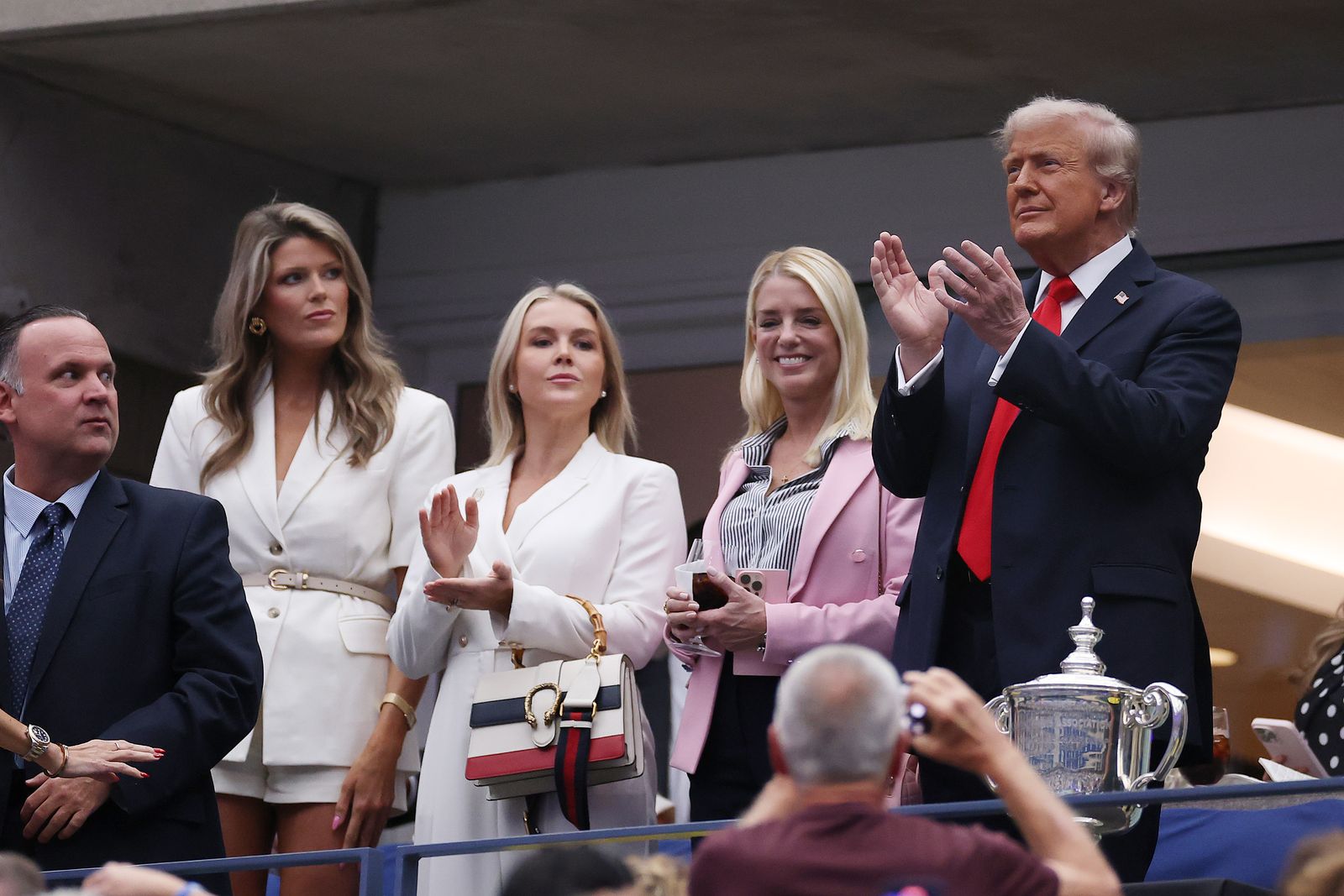Donald Trump à l'US Open: un départ tardif, Sécurité Snafus et une réponse de foule résolument muet La secrétaire de presse de Melania Trump à la Maison Blanche, Karoline Leavitt, le procureur général Pam Bondi. Et Donald Trump chez les hommes ...