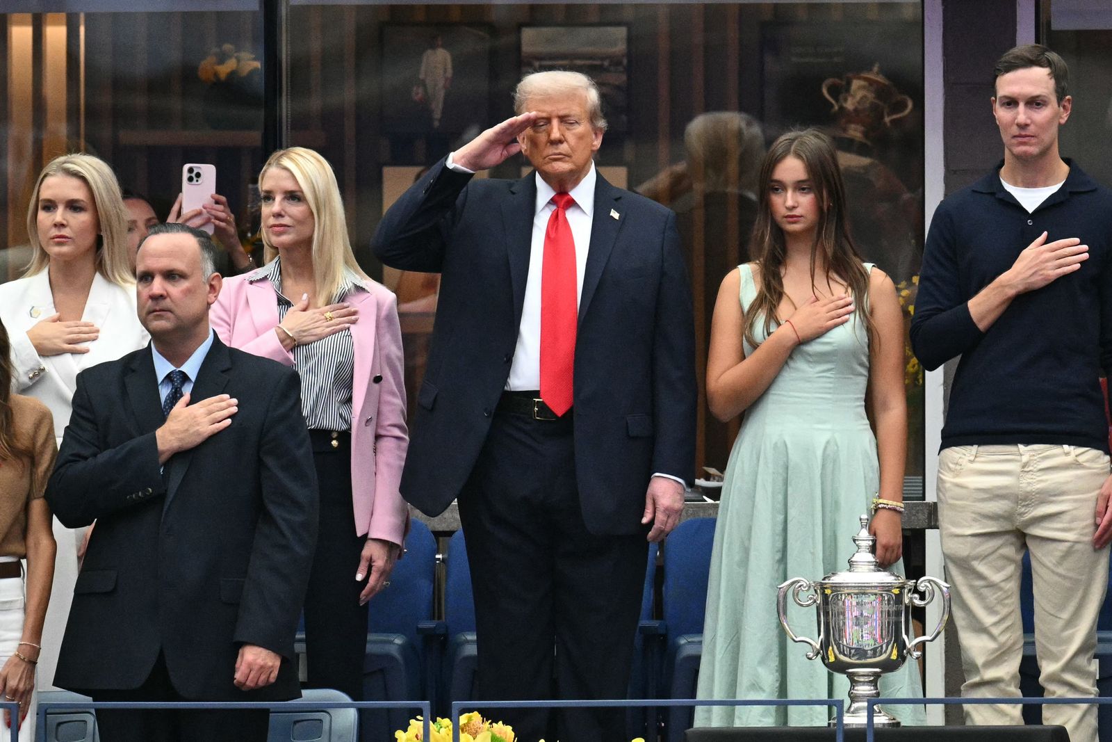 Donald Trump à l'US Open: un départ tardif, Sécurité Snafus et une réponse de foule résolument muet La secrétaire de presse de la Maison Blanche de Donald Trump, Karoline Leavitt, procureur général américain Pam Bondi, sa petite-fille Arabella ...