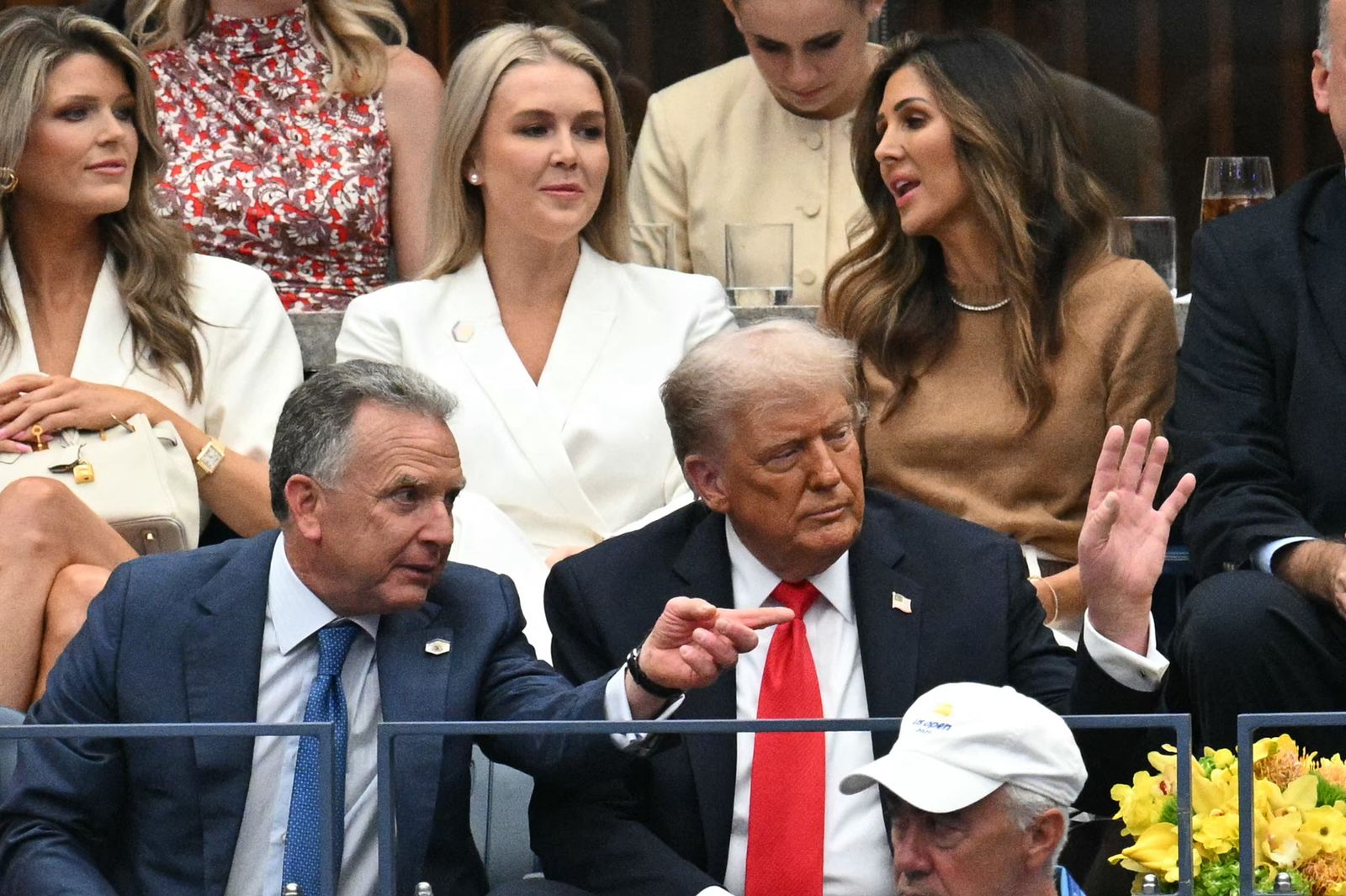 Donald Trump à l'US Open: un départ tardif, Sécurité Snafus et une réponse de foule résolument muet Donald Trump et l'envoyé spécial Steve Witkoff.