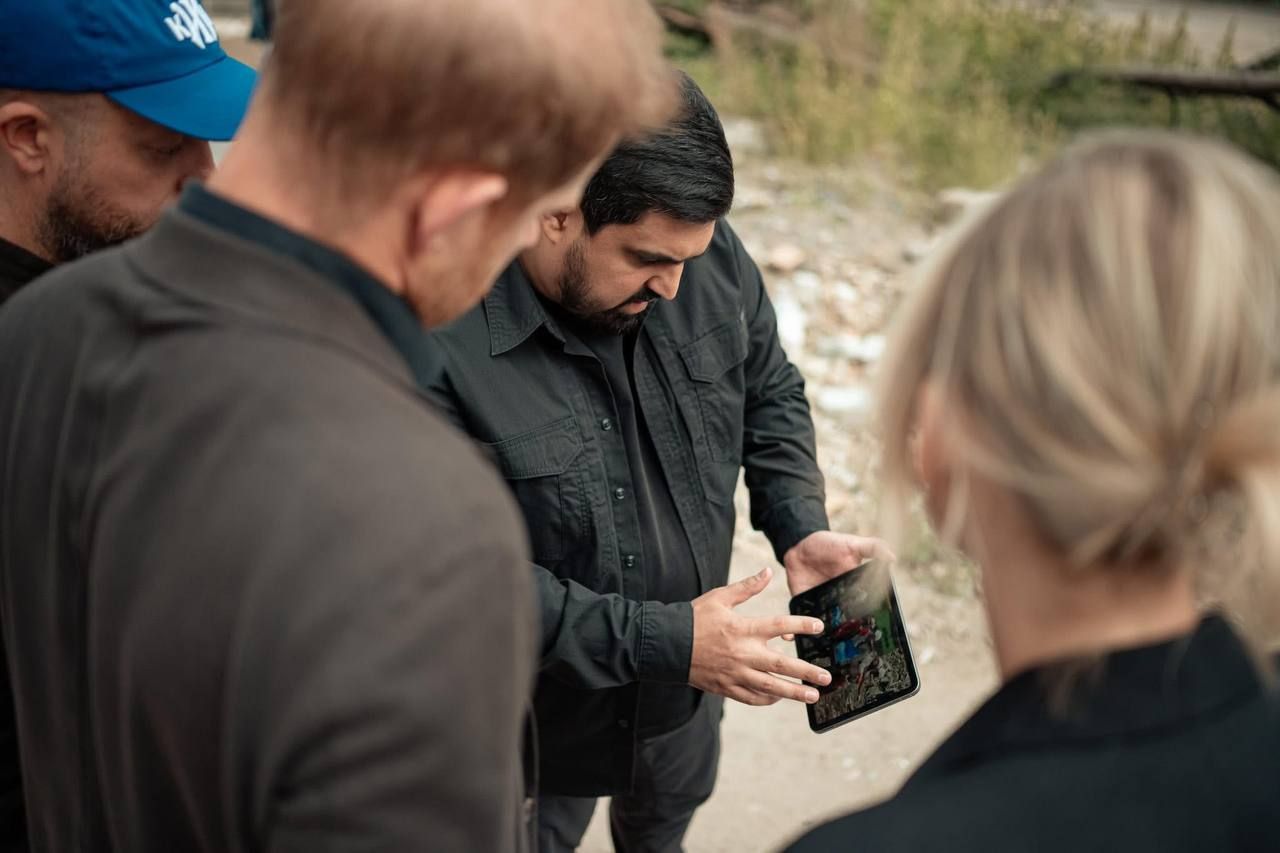 Harry visite certaines zones bombarmées de Kyiv.