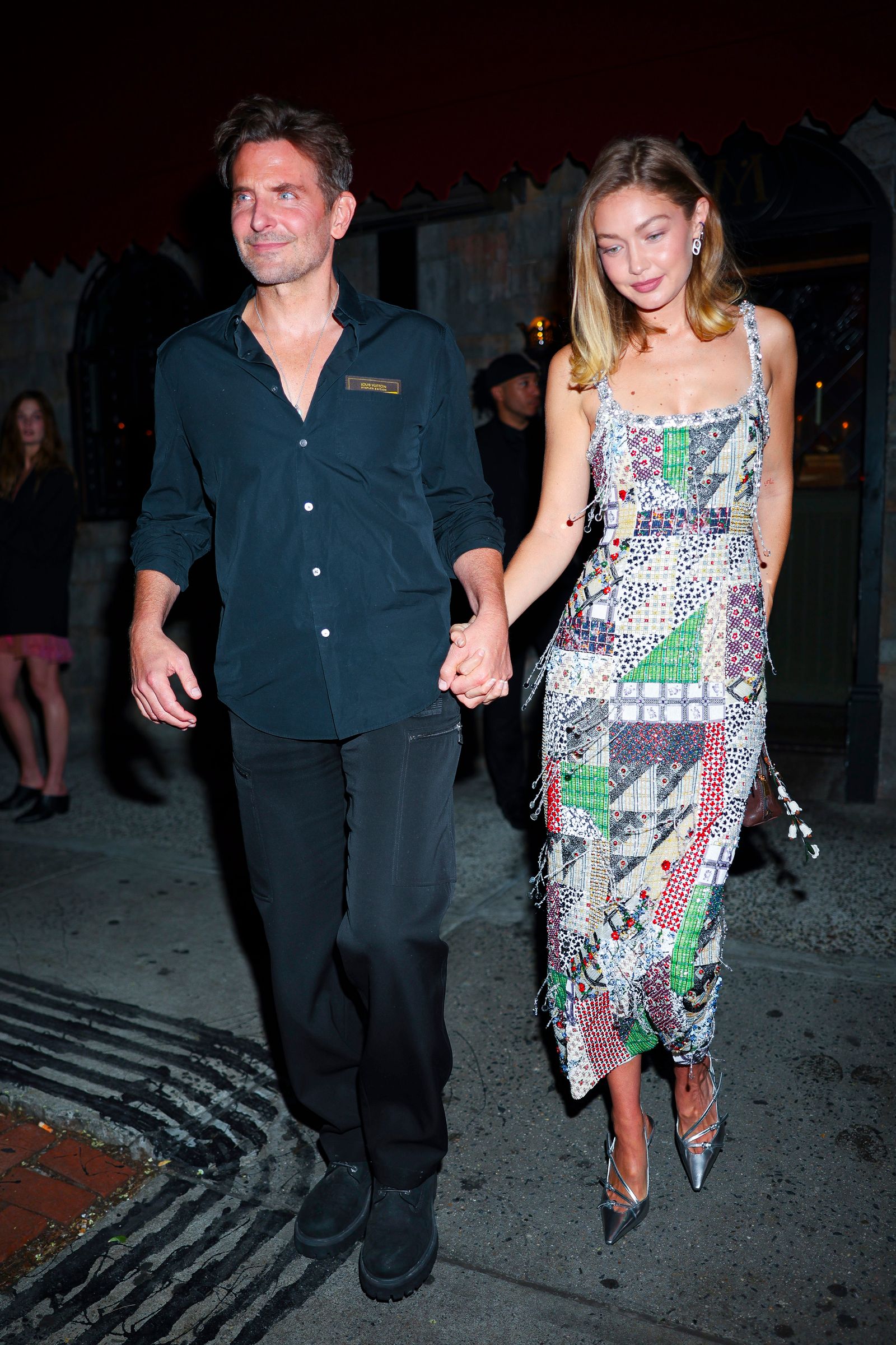 Bradley Cooper jongle sur ses deux amours en marchant à New York Bradley Cooper jongle sur ses deux amours en marchant à New York