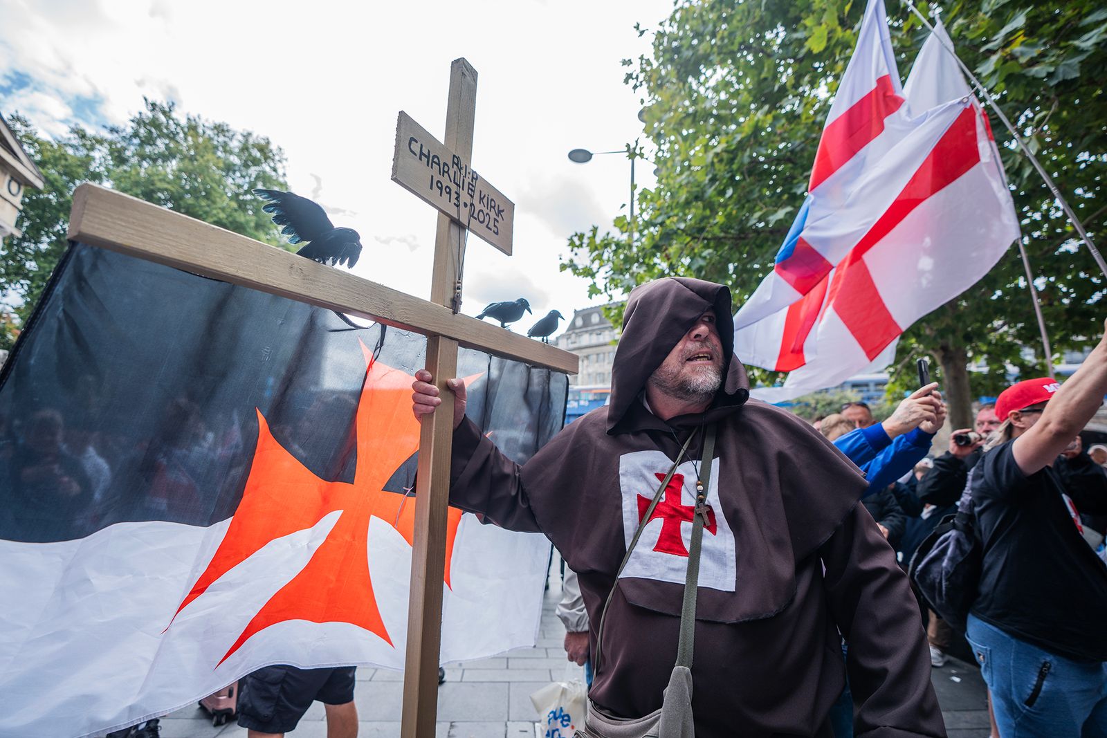 Charlie Kirk, racheté: une classe politique trouve sa cause perdue Un partisan de Tommy Robinson au rassemblement Unite the Kingdom où les organisateurs ont honoré Kirk.