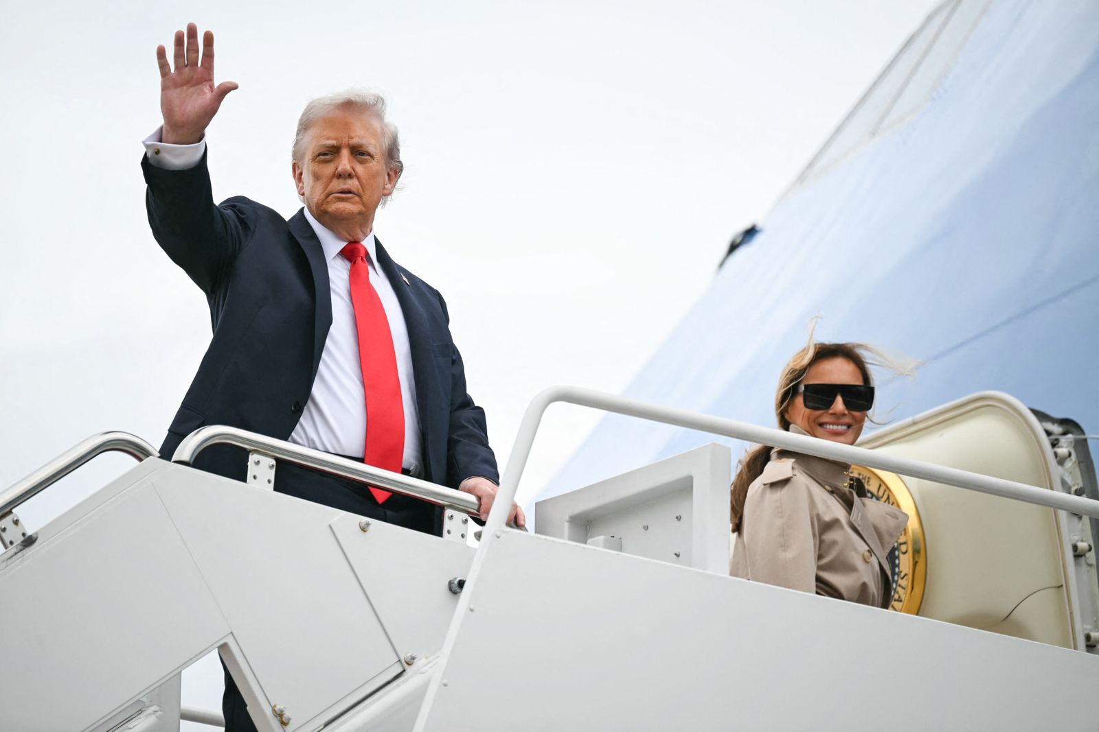 Le président Donald Trump et la première dame Melania Trump Board Air Force One à Joint Base Andrews Maryland le 16 septembre ...