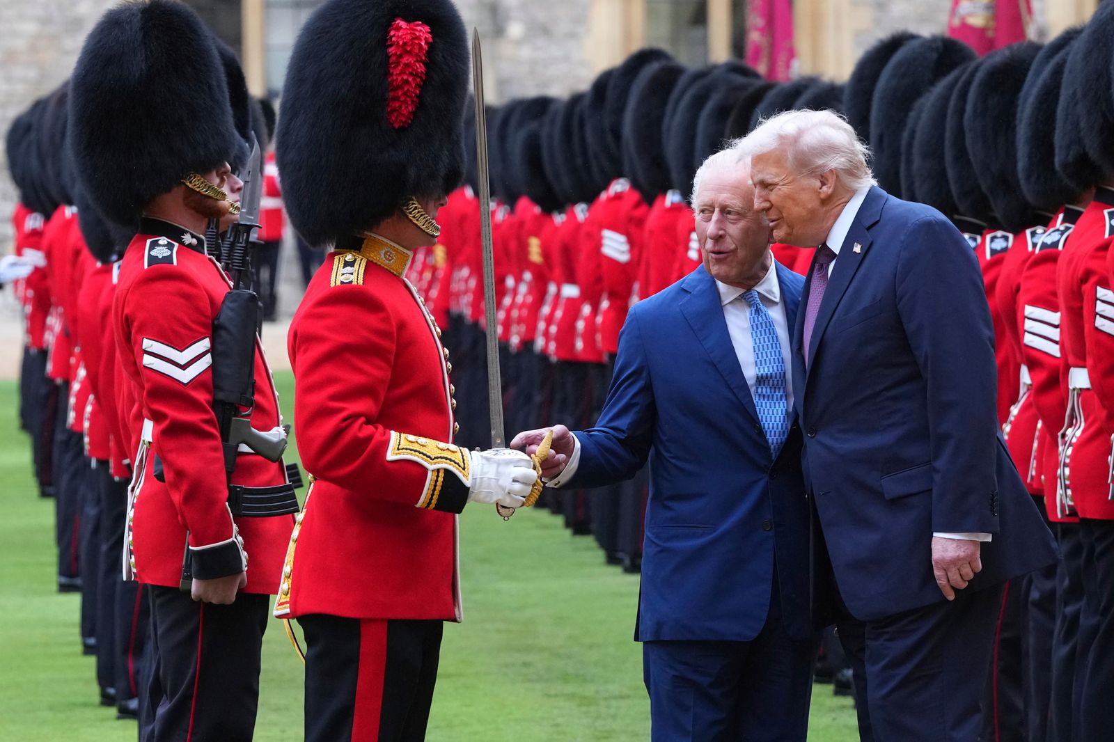 Pourquoi le prince William et Kate Middleton ont été les premiers à saluer le président Trump et Melania lors de leur visite d'État Le président Donald Trump et le roi Charles III examinent la garde d'honneur après leur arrivée au château de Windsor le jour ...