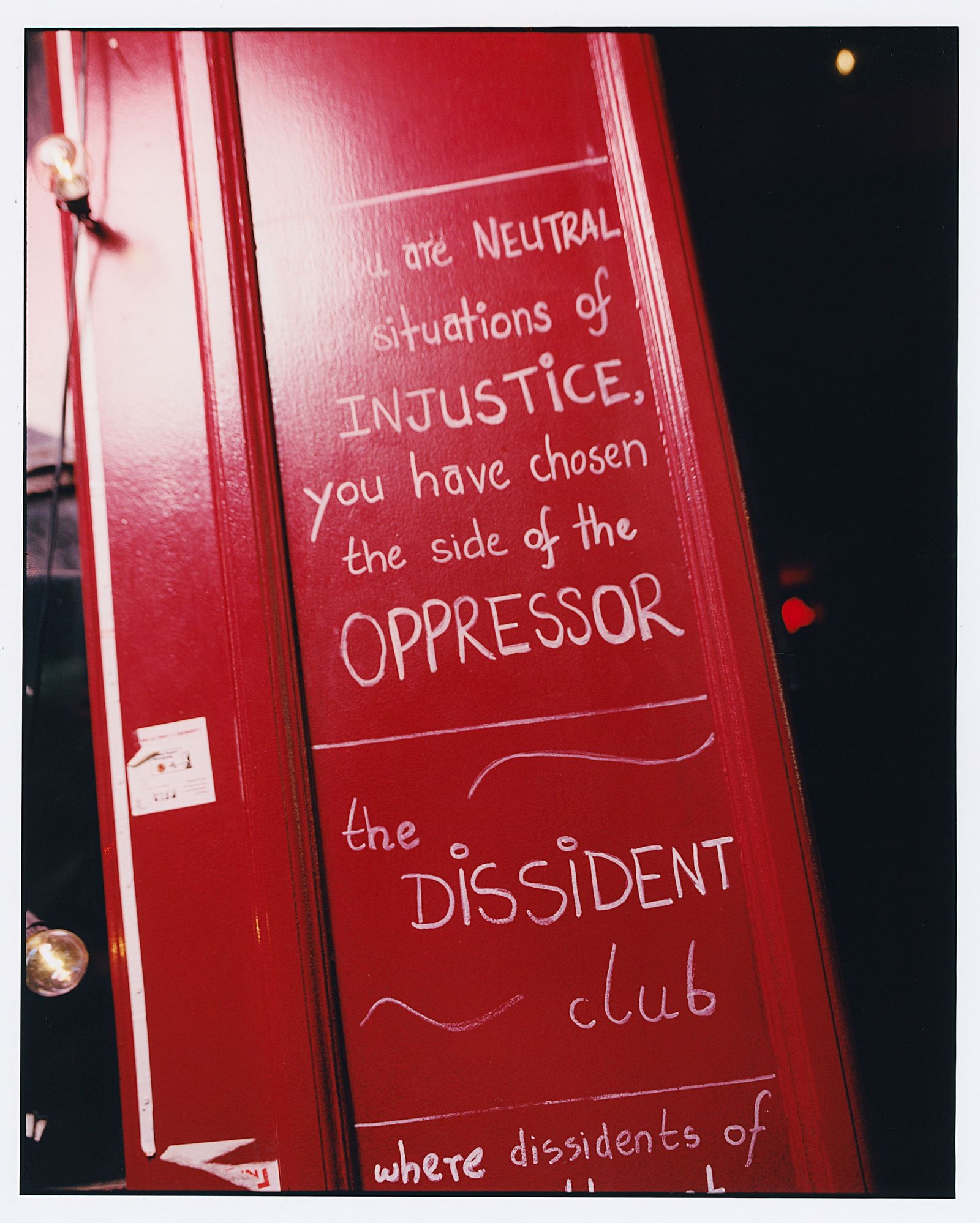 Une citation du prix Nobel de la paix archevêque Desmond Tutu écrite sur l'extérieur rouge du bar.