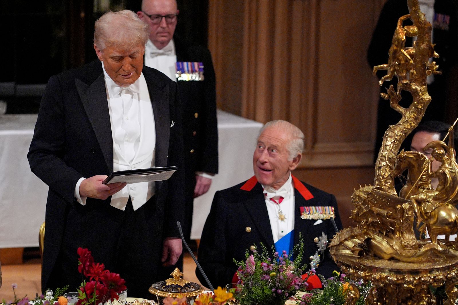 Le président Donald Trump prononce un discours alors que le roi britannique Charles III regarde lors d'un banquet d'État à Windsor ...
