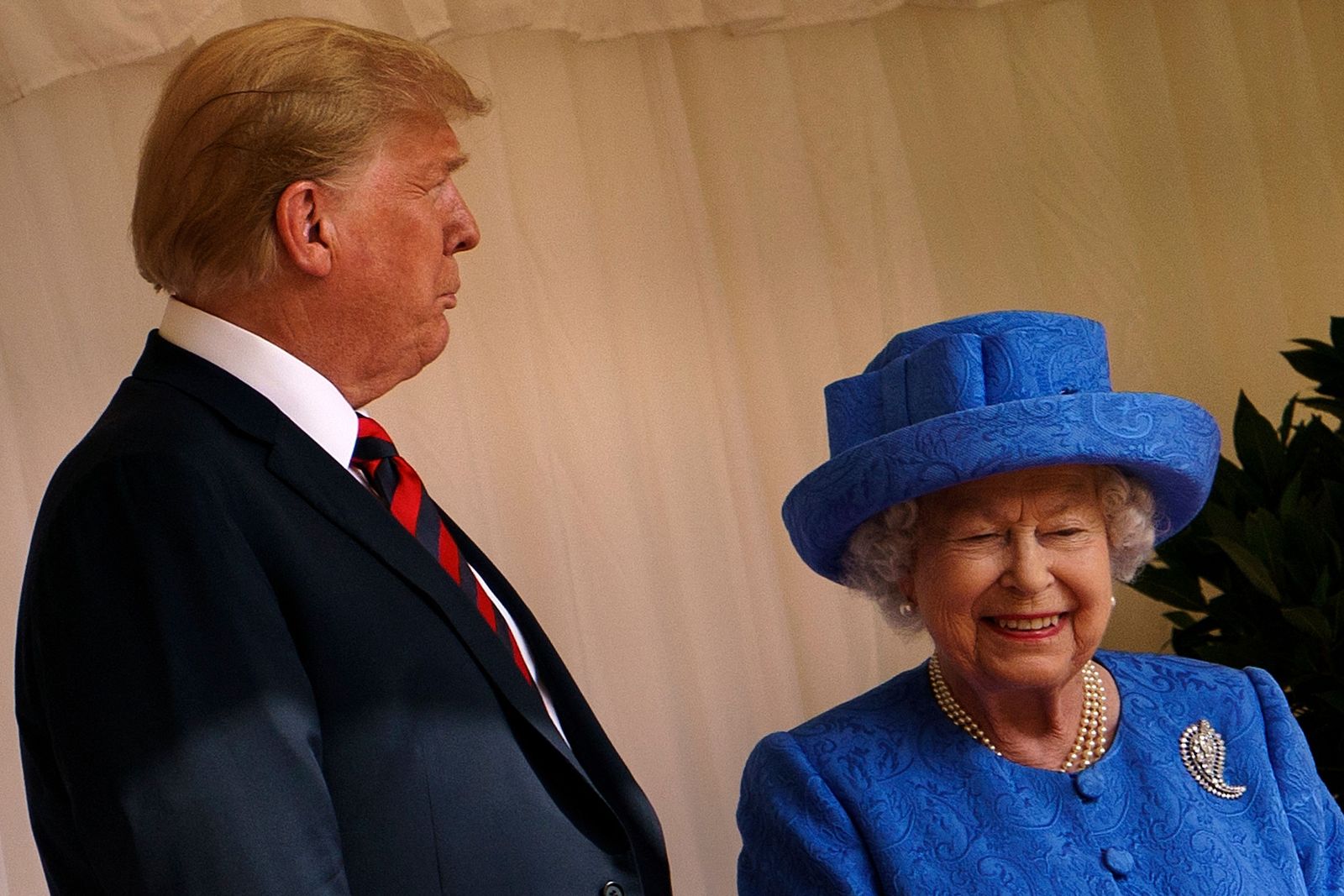 Le président Donald Trump parle avec la reine britannique Elizabeth II après avoir inspecté la garde d'honneur du château de Windsor ...