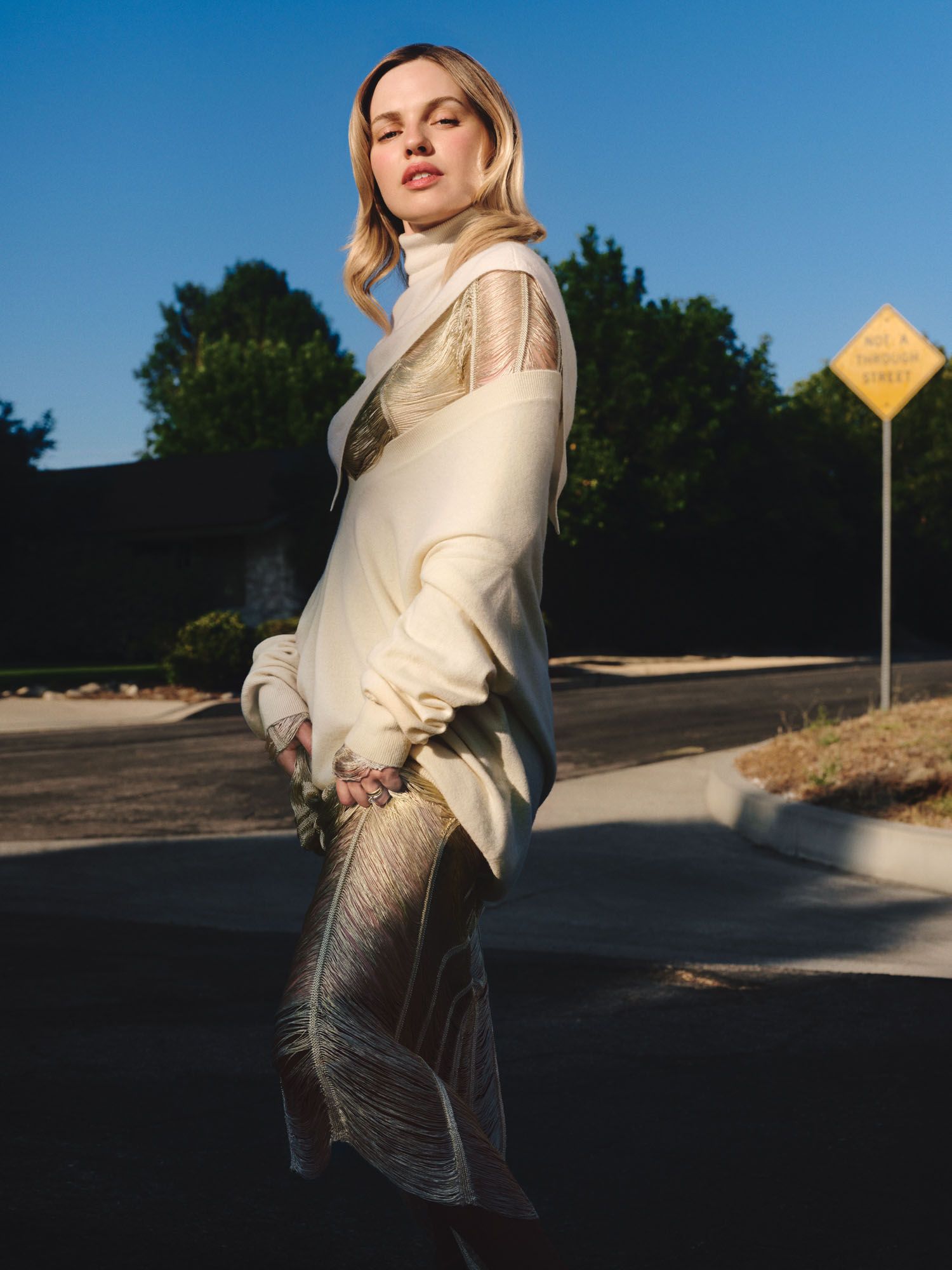 Pull et foulard par Louis Vuitton Top and Jirt d'Altuzarra Bralette par Araks.