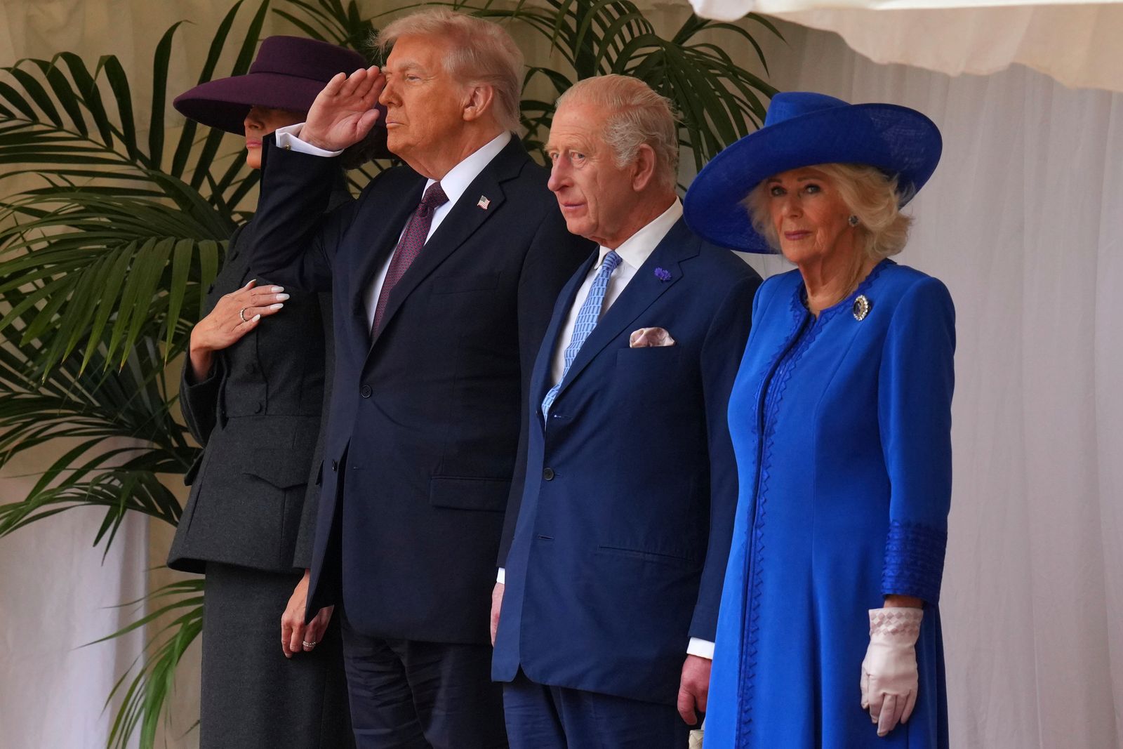 Le président Donald Trump salue alors qu'il se tient à côté du roi Charles III et de la reine Camilla avec Melania Trump pendant le ...