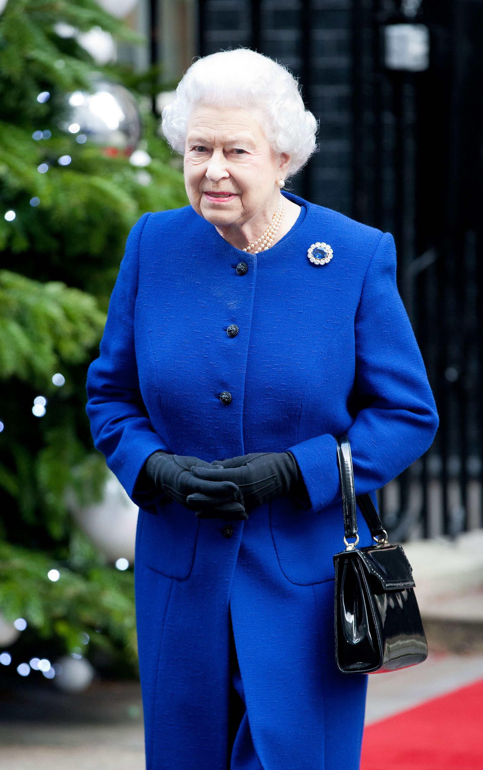 La reine Elizabeth II laisse le numéro 10 Downing Street après avoir assisté à la réunion hebdomadaire du gouvernement en décembre ...