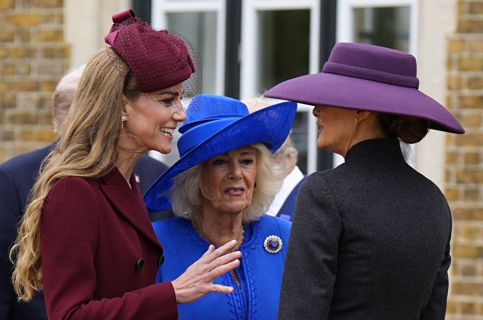 Camilla a opté pour une broche Blue Sapphire pour la sortie dans un clin d'œil apparemment poignant à sa défunte Motherinlaw.
