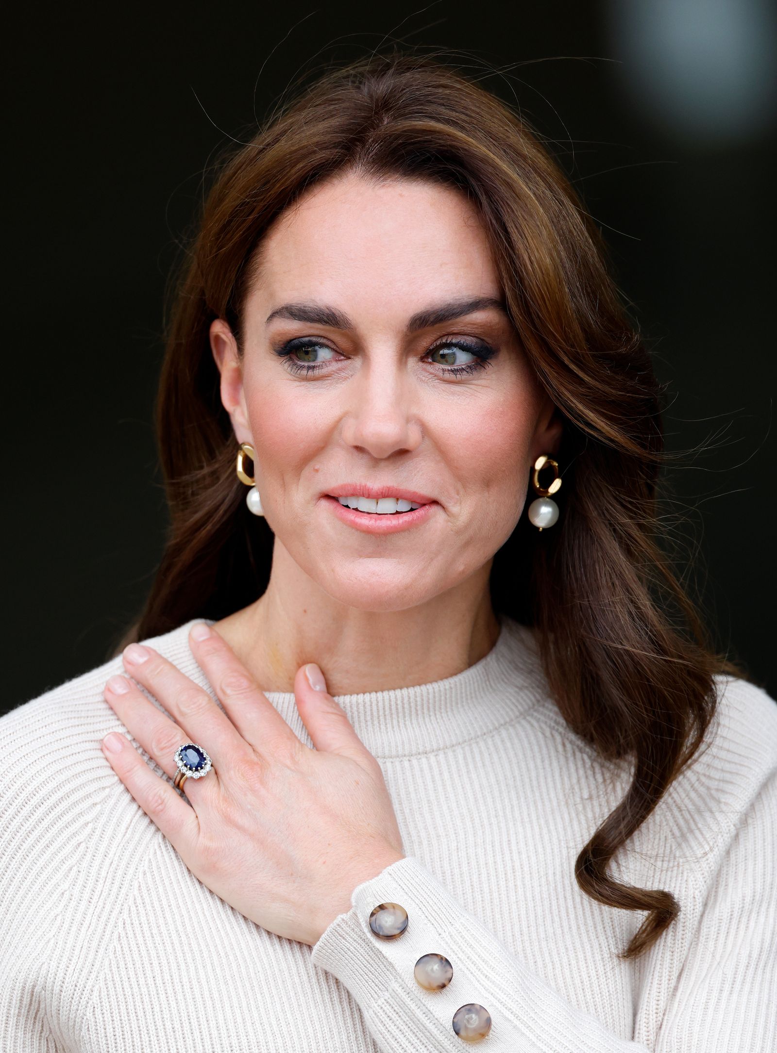 La bijoux le plus célèbre que Kate est propriétaire est peut-être sa bague de fiançailles saphière et à diamant