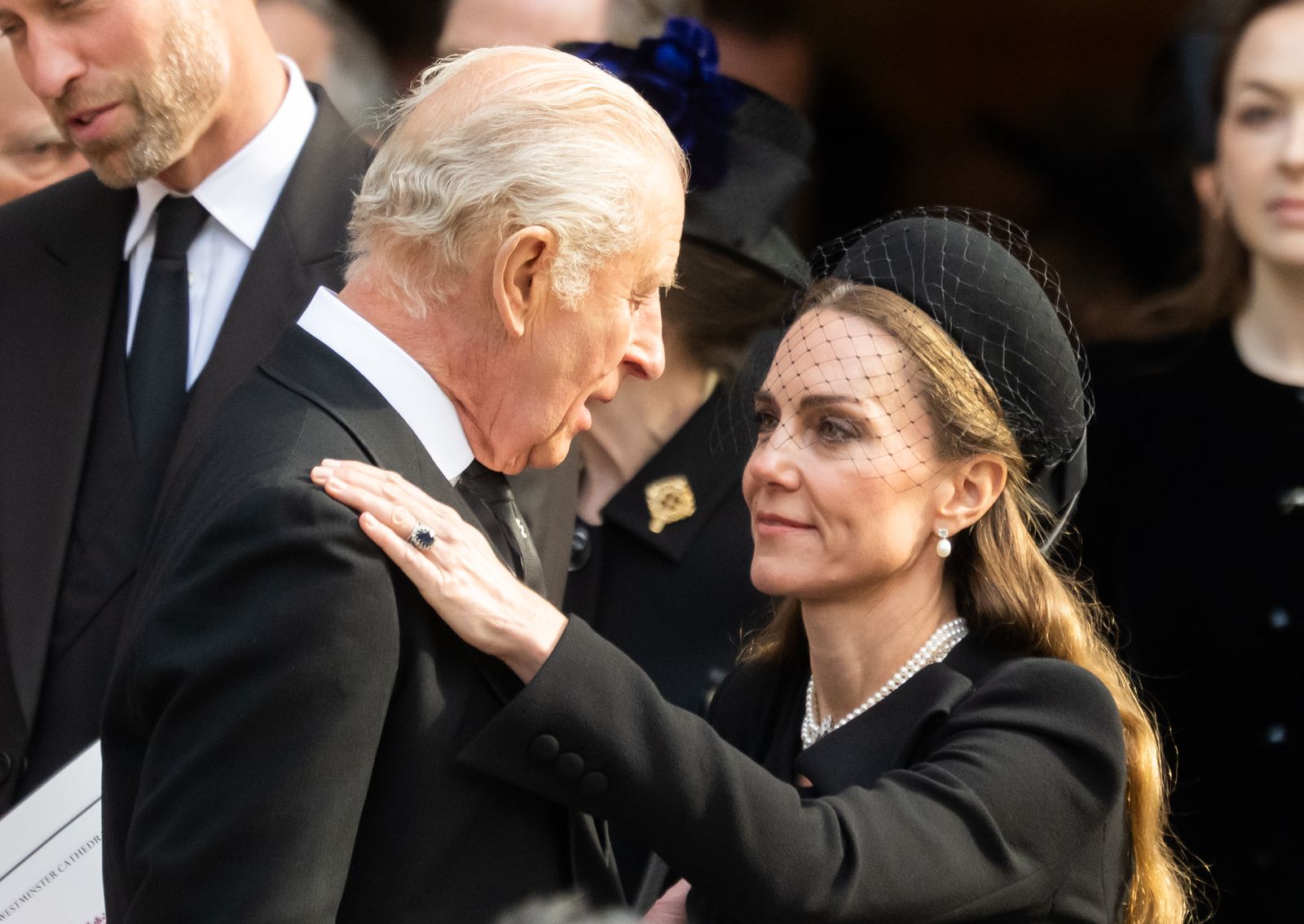 Le roi Charles et Catherine Princess of Wales embrassent
