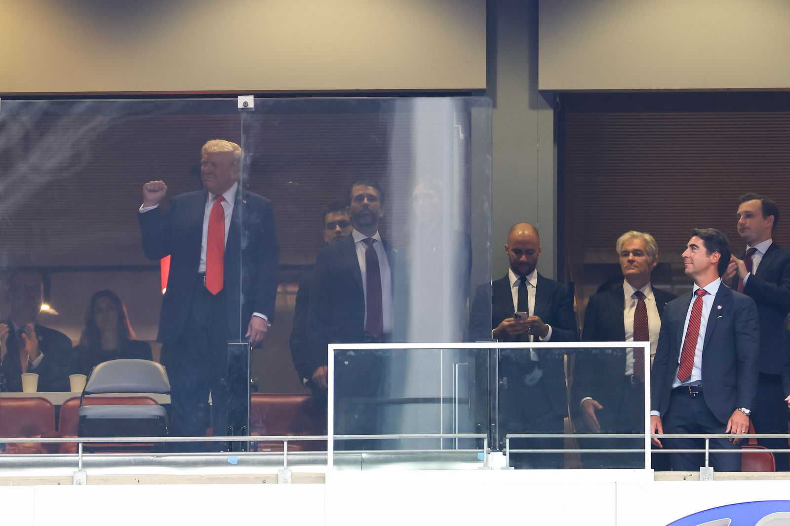 Le président Donald Trump dans une suite au State Farm Stadium lors du service commémoratif pour le militant politique Charlie Kirk.
