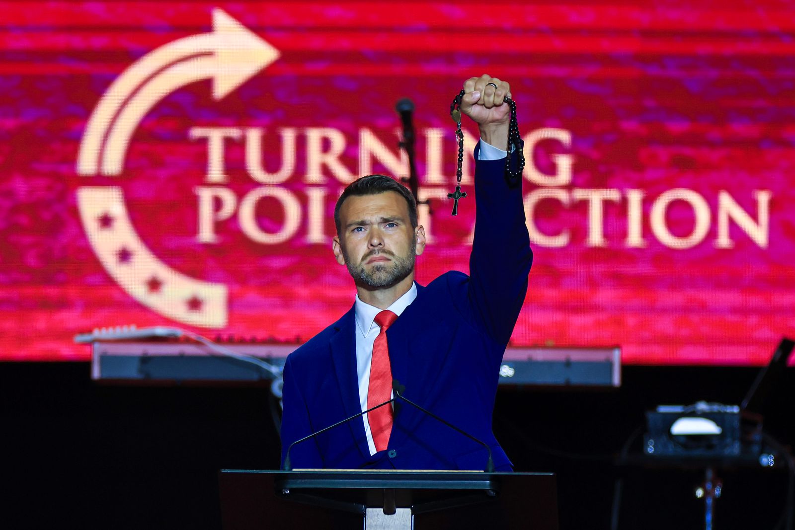 Le commentateur politique Jack PosoBiec tient une croix alors qu'il parle pendant le service commémoratif pour un activiste politique ...