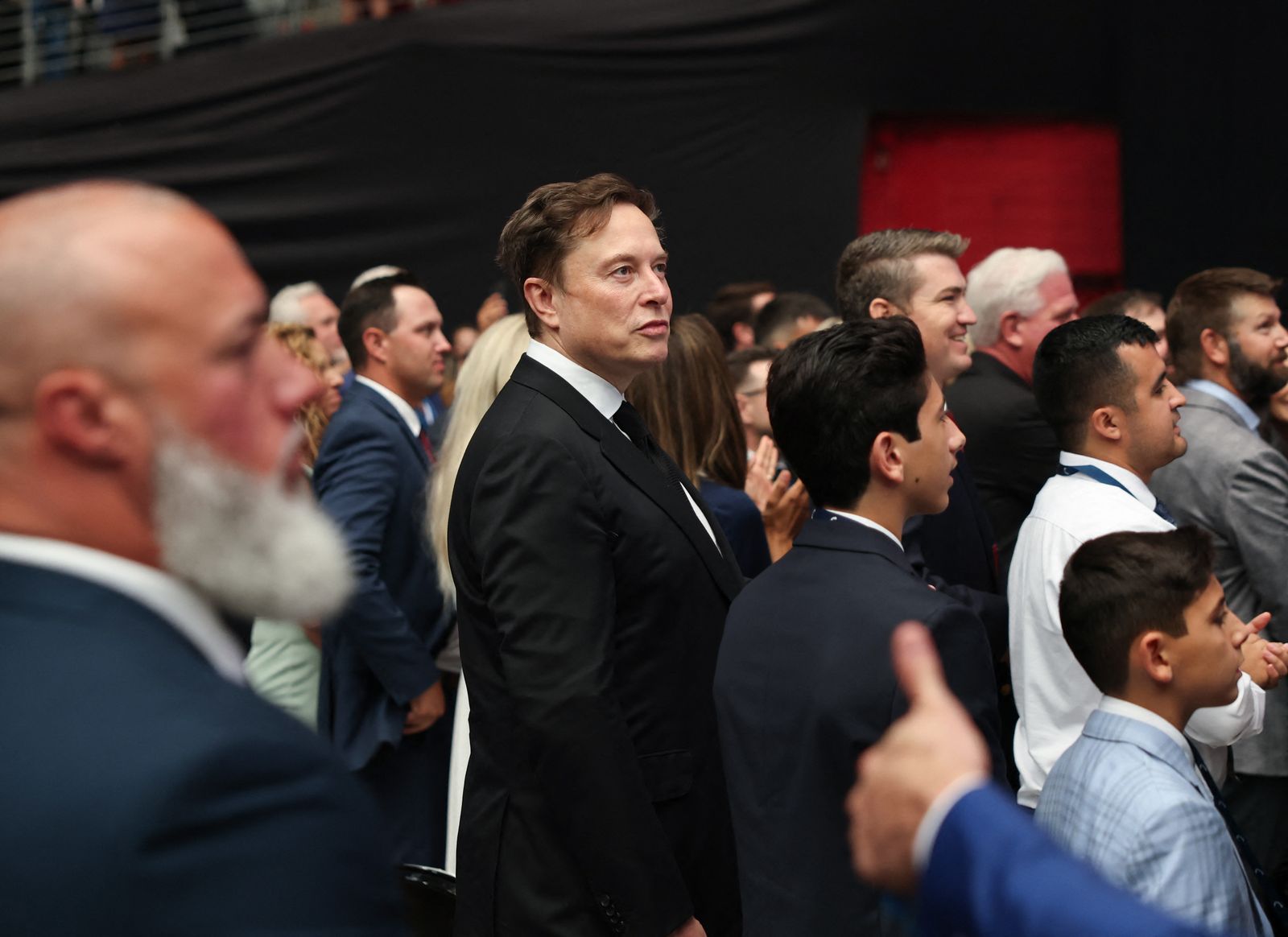 Elon Musk au service commémoratif public pour Charlie Kirk.