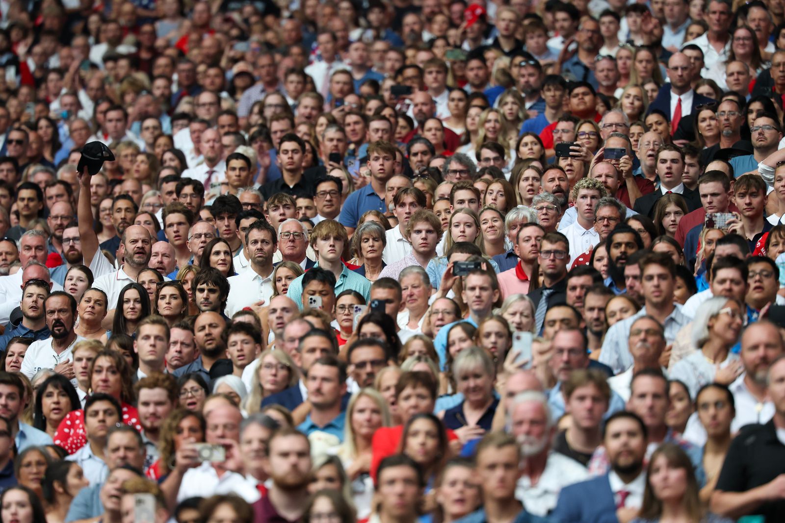 Les participants remplissent le service commémoratif de Charlie Kirk.