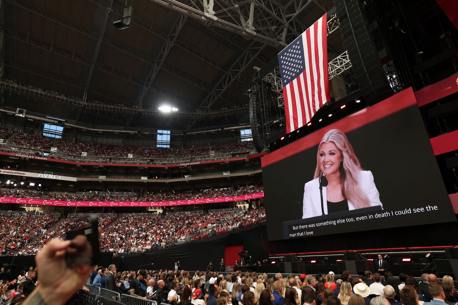 La veuve d'Erika Kirk Charlie Kirk parle à son service commémoratif.