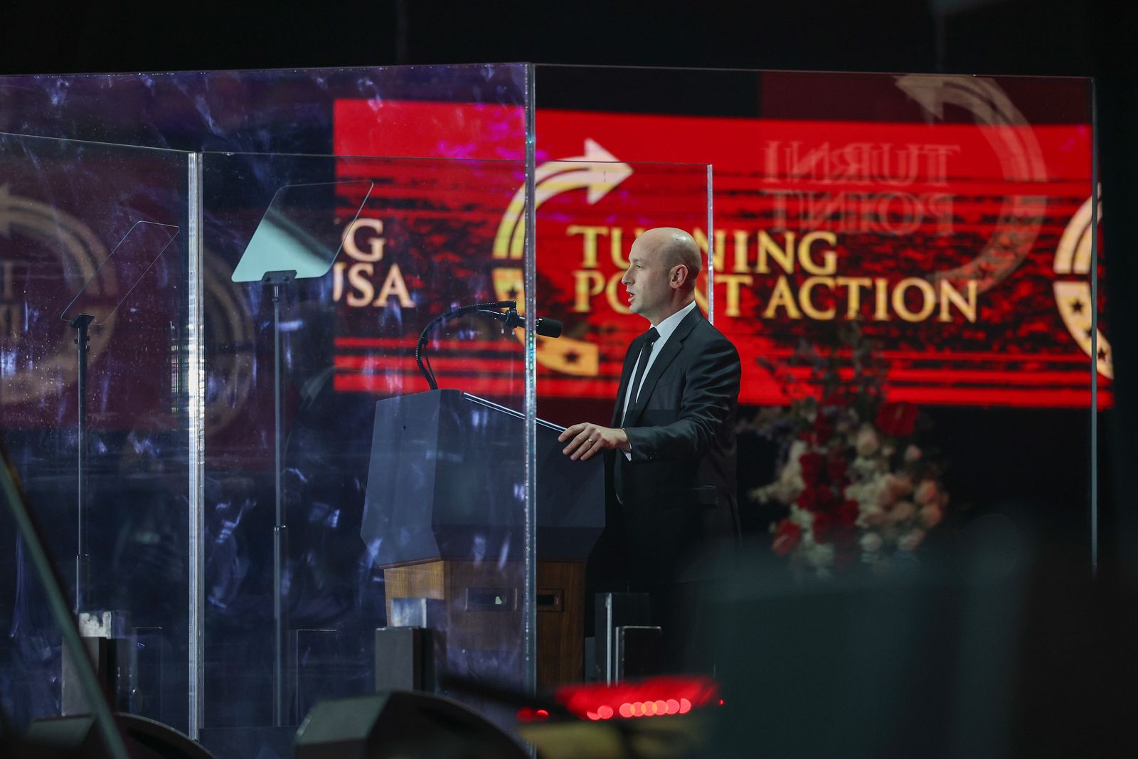 Le chef de cabinet adjoint de la Maison Blanche, Stephen Miller, parle lors du service commémoratif pour le militant politique Charlie Kirk.