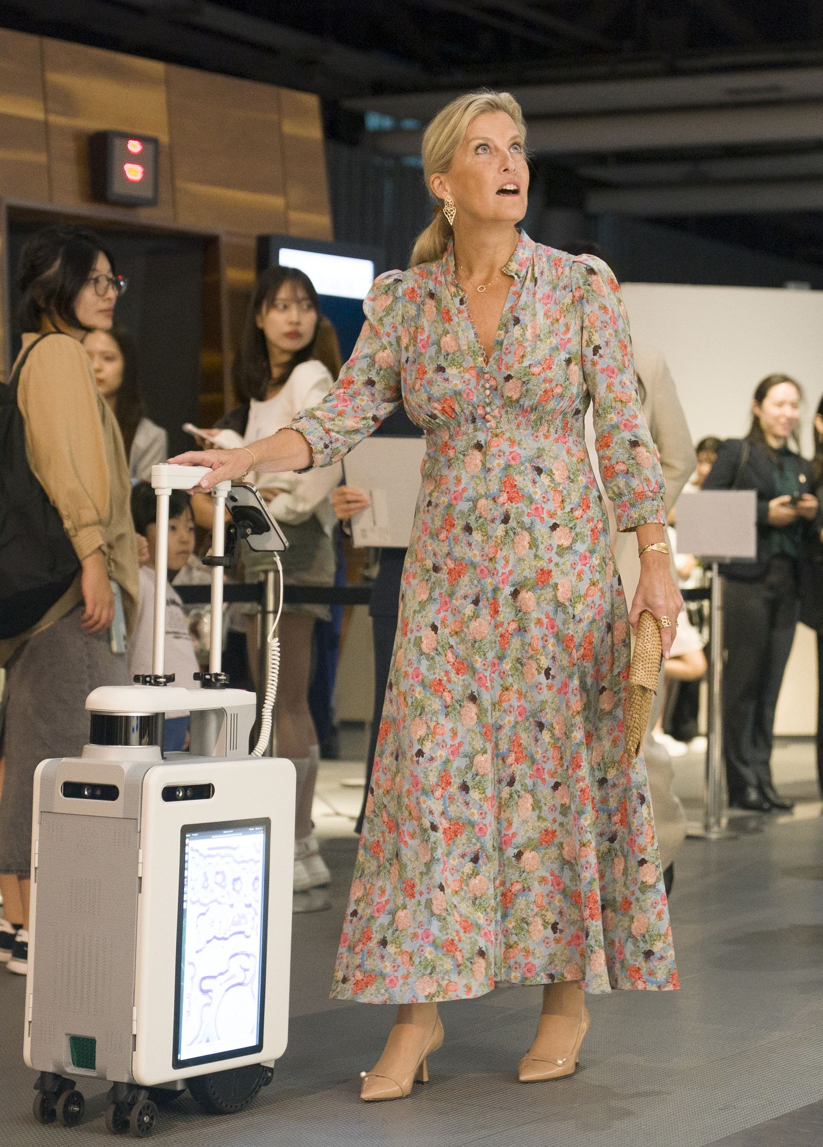 La duchesse d'Édimbourg teste une valise IA utilisée comme robot de navigation pour ceux qui ont des déficiences visuelles sur ...