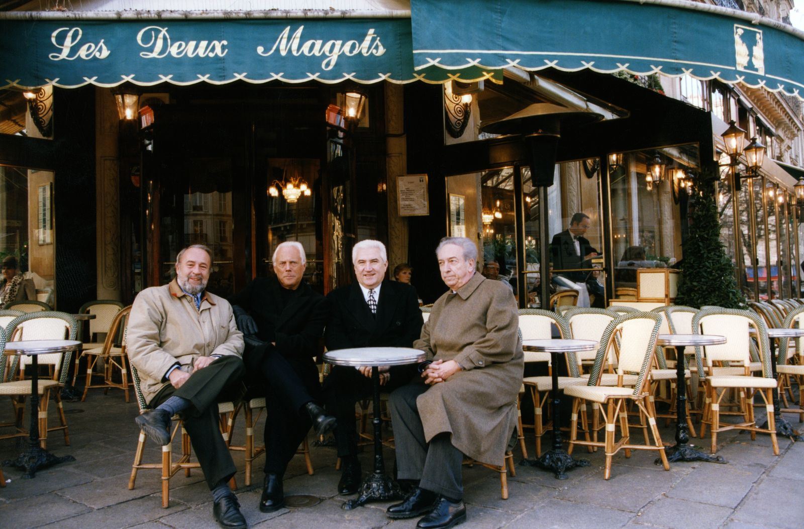 Giorgio Armani entouré de Micheljacques Perrochon Miroslav Siljegovic et Jacques Mathivat à Les deux Magots dans ...