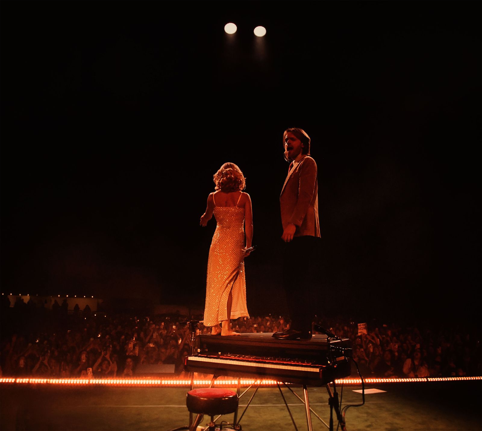 Finneas et Ashe révèlent qu'ils ont commencé les faveurs en secret - ils sont maintenant en train d'associer la scène