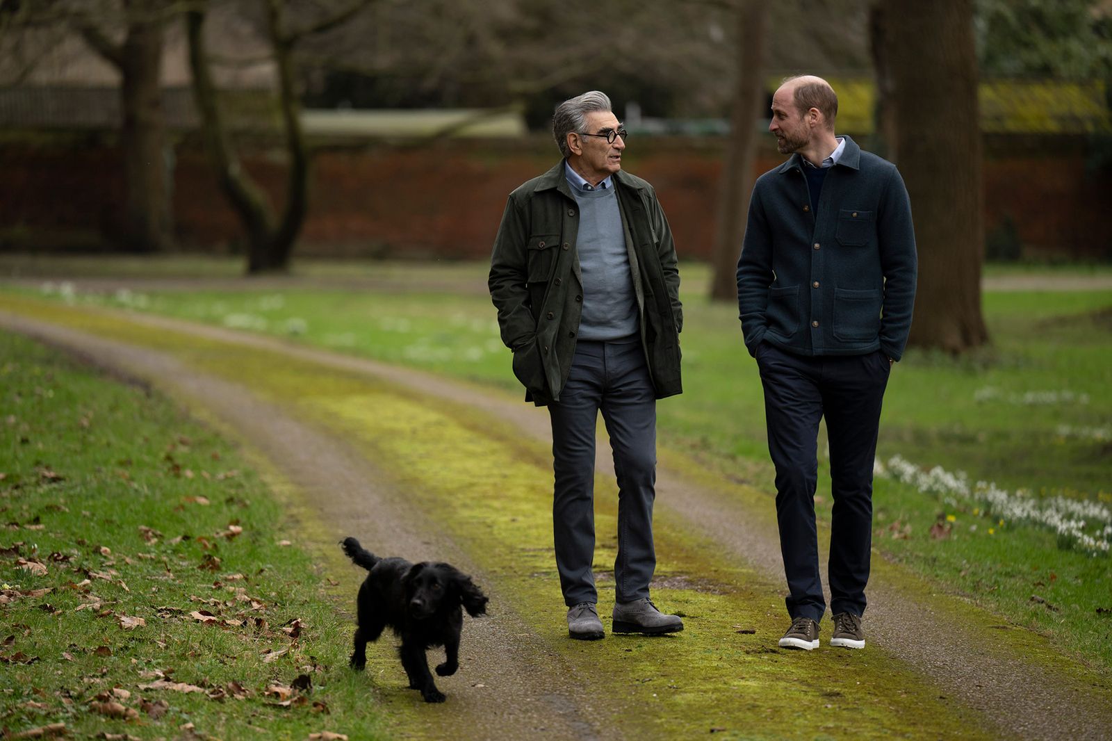 Le prince William et Eugene Levy dans le voyageur réticent.