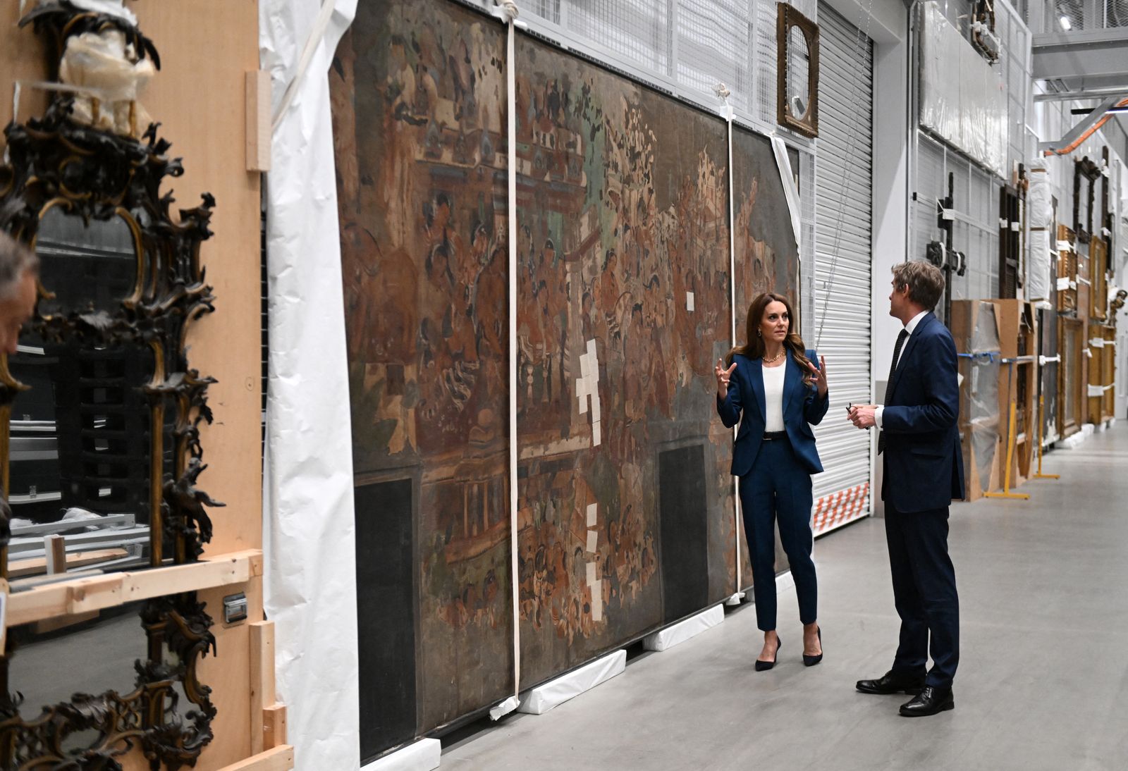 La princesse Kate s'entretient avec le directeur de VampA, Tristram Hunt, alors qu'il lui fait visiter le VampA East Storehouse, un tout nouveau...