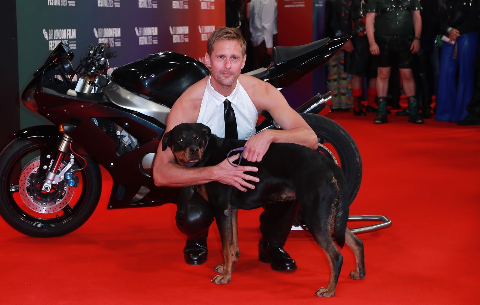 Alexander Skarsgård lors de la projection de Pillion lors du BFI London Film Festival le 18 octobre 2025.