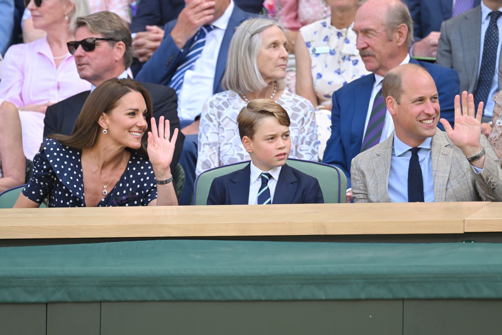 La princesse Kate Prince George et le prince William duc de Cambridge assistent à la finale du simple messieurs de Wimbledon au All...