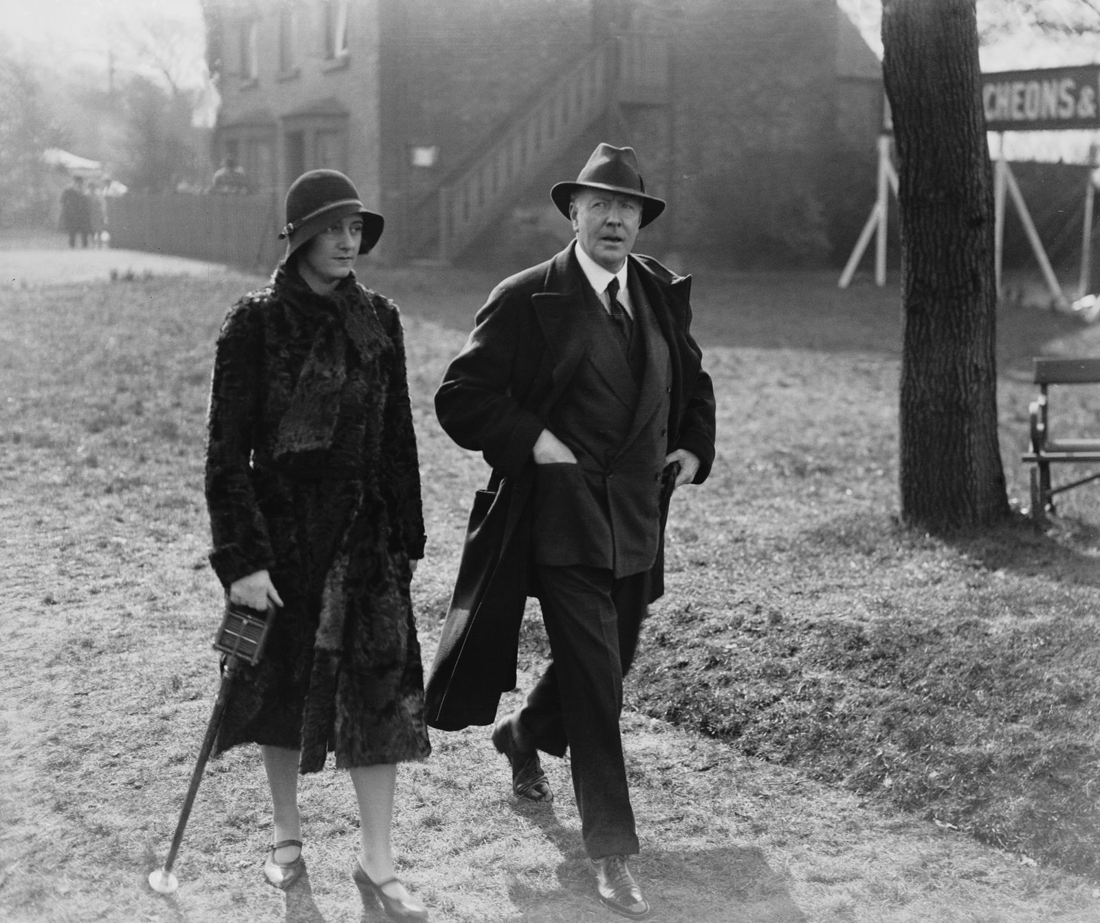 L'image peut contenir Alma Gluck Vêtements Manteau Personne Chaussures de marche Chaussure Adulte Chapeau Pardessus et accessoires