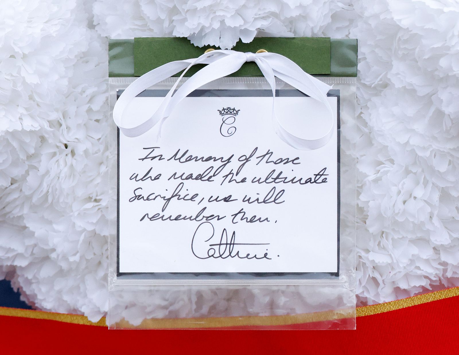 Message manuscrit de la princesse Kate portant son chiffre royal visible sur la couronne qu'elle a déposée le jour de l'Armistice...