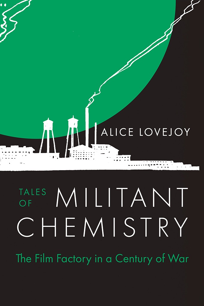 La couverture du livre Tales of Militant Chemistry montrant la silhouette d'une usine de films sur fond noir et vert