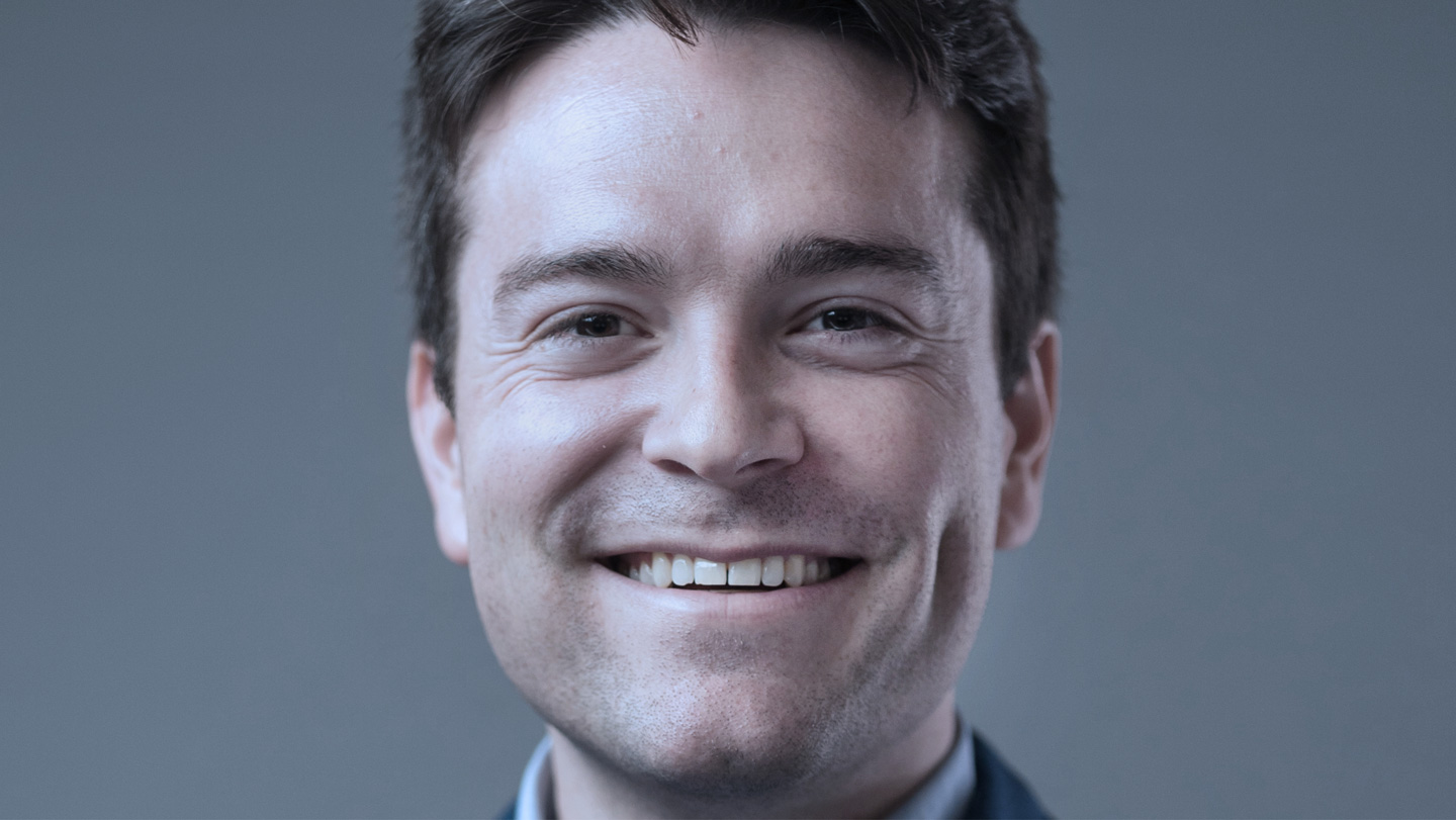 Un portrait d'Alex Lupsasca.