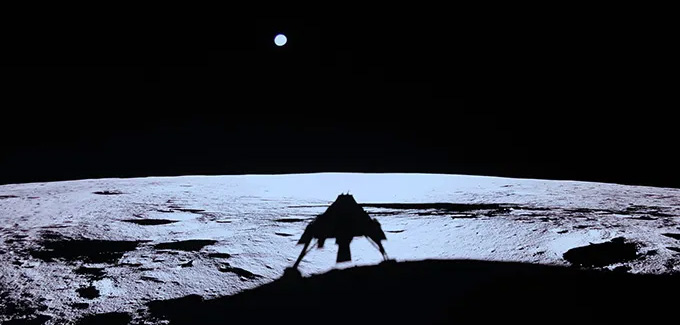 L'ombre d'un atterrisseur lunaire est visible à la surface de la lune tandis qu'un cercle rond, la Terre, est suspendu dans l'obscurité au-delà de la lune.
