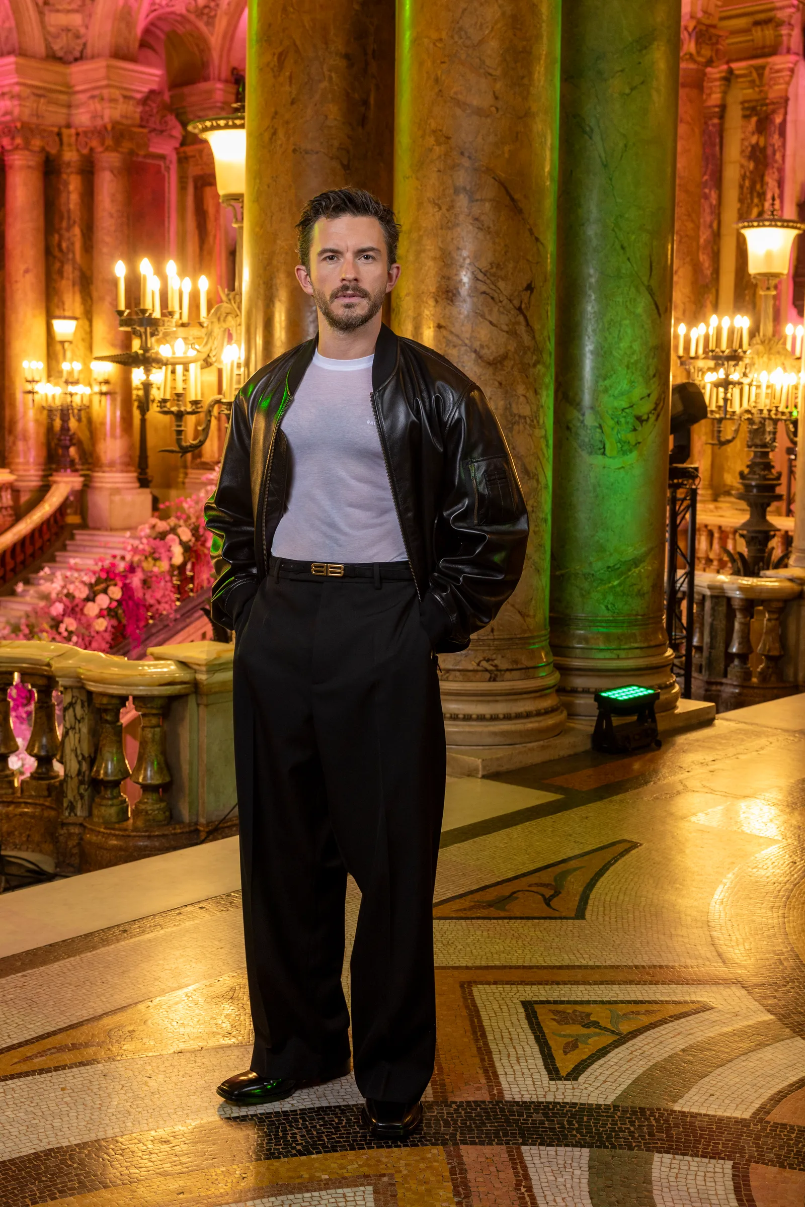 L'image peut contenir Jonathan Bailey Vêtements Manteau Veste Personne debout Éclairage Visage Tête Photographie et portrait