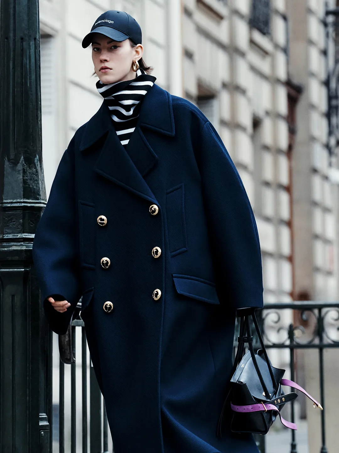 L'image peut contenir Nicoletta Machiavelli Vêtements Manteau Pardessus Casquette Chapeau Écharpe et Casquette de Baseball