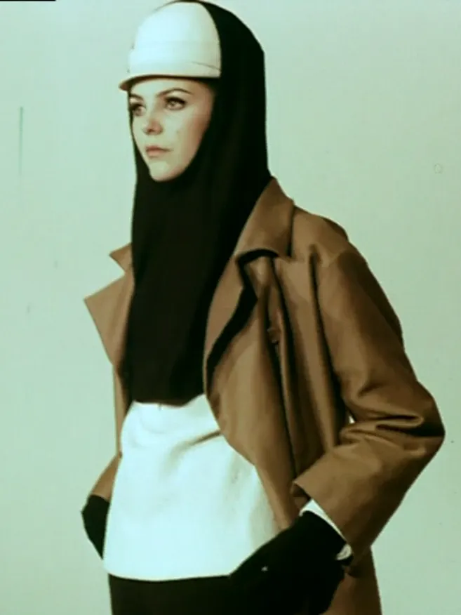 L'image peut contenir Victoria Justice Vêtements Manteau Veste de mode Personne adulte Capuche Manches longues et visage