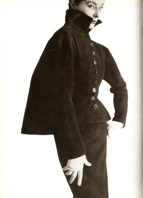 L'image peut contenir Simone Micheline Bodin Vêtements Manteau Pardessus Tenue de soirée et costume