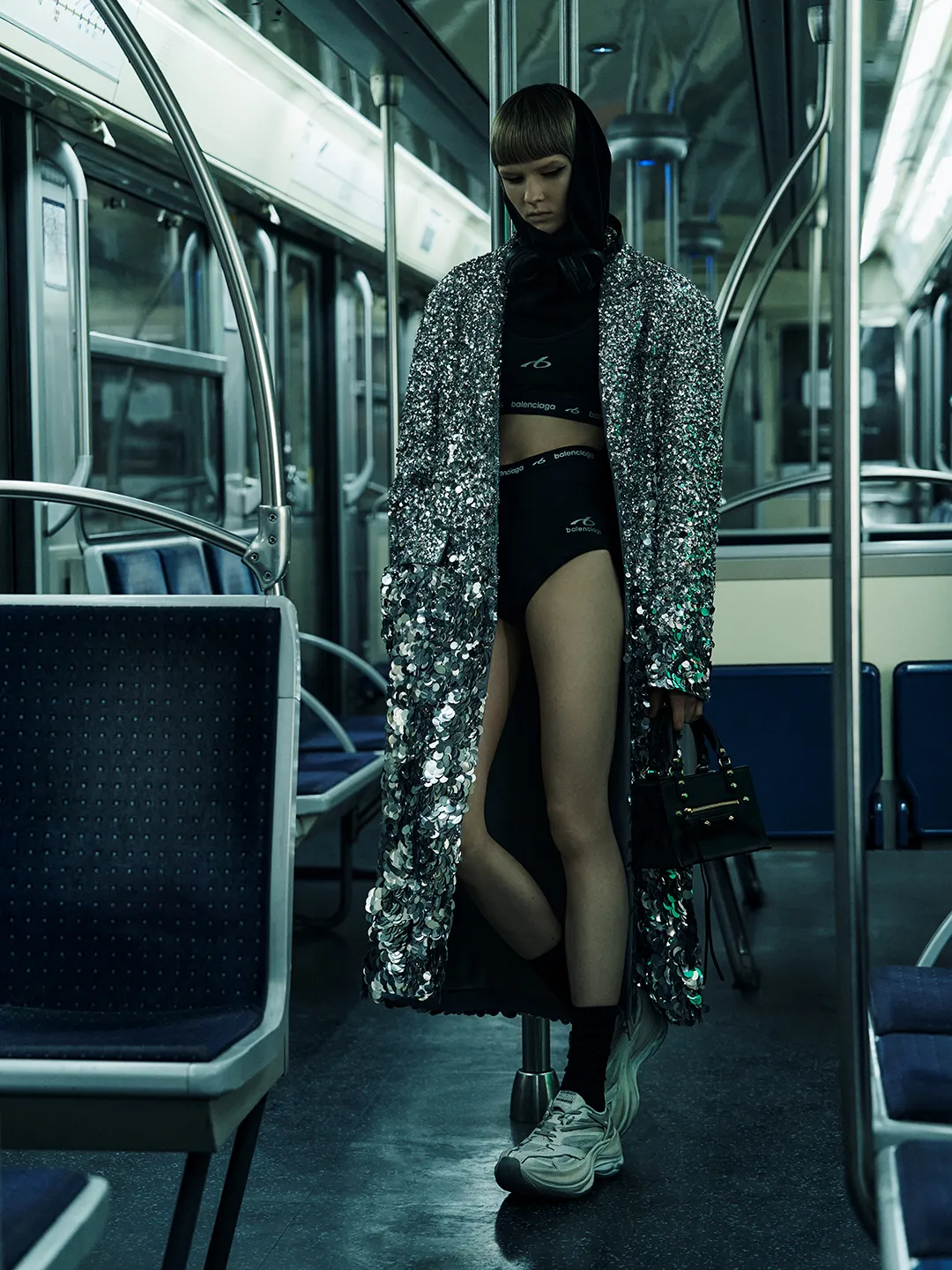 L'image peut contenir des accessoires Sac à main Personne adulte Vêtements Chaussures Chaussure Terminal Chaise et meubles