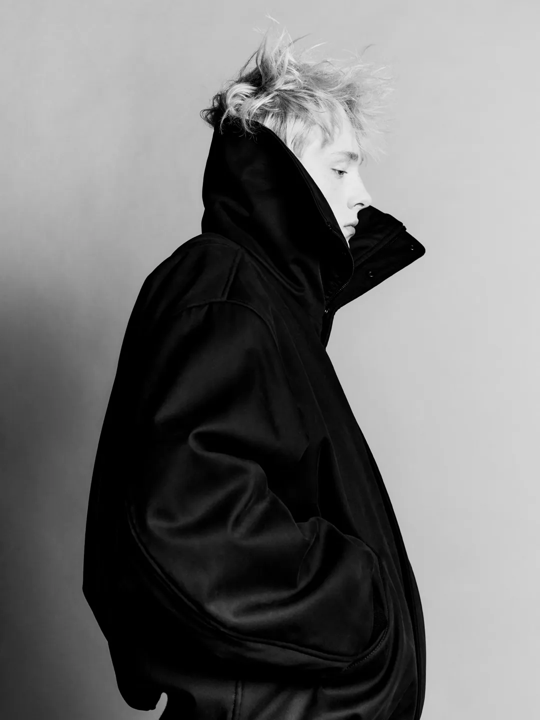 L'image contient peut-être des vêtements Manteau Photographie de mode Personne adulte Visage Tête Portrait Capuche Sweat à capuche et tricots