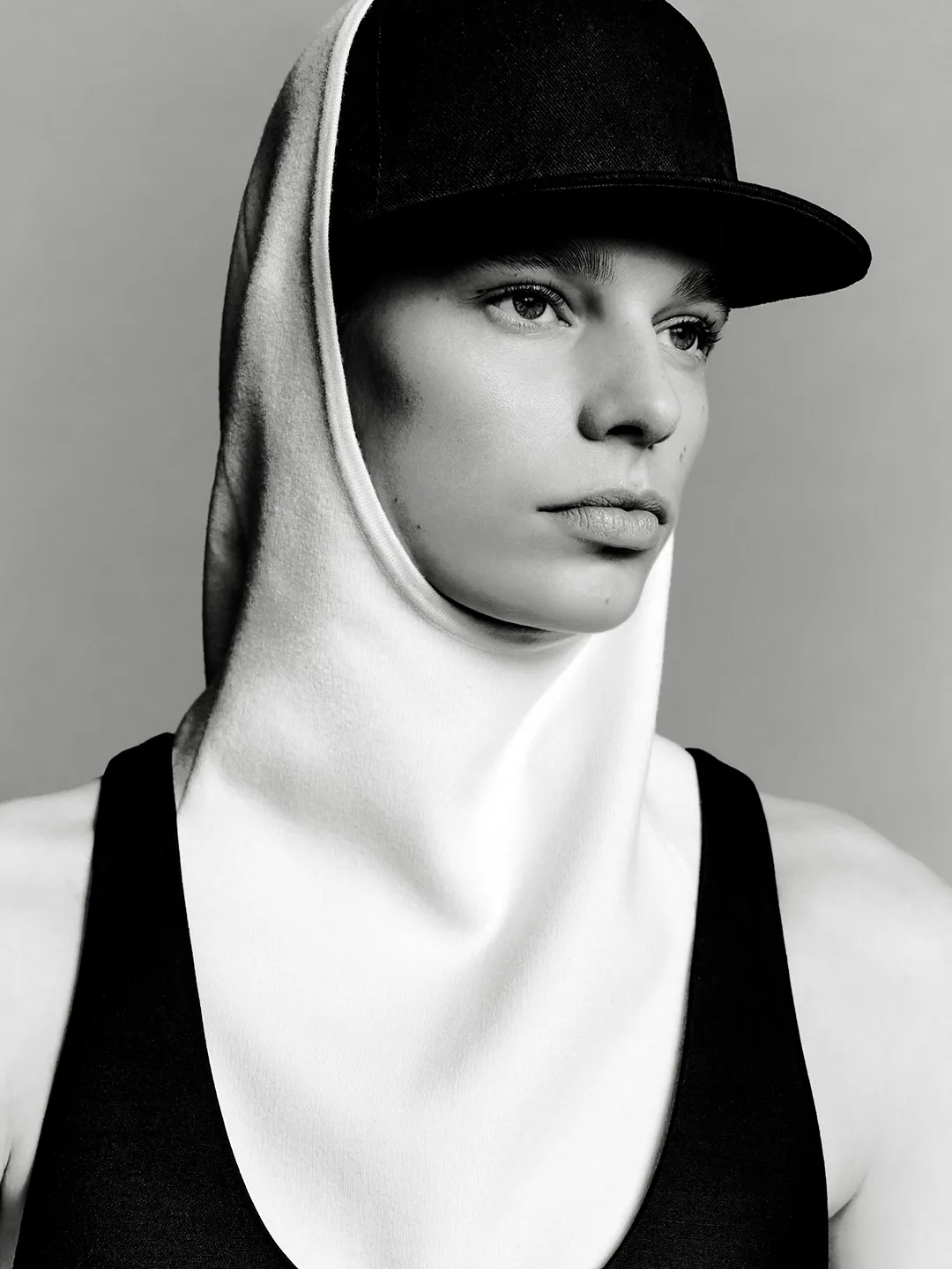 L'image peut contenir Visage Tête Personne Photographie Portrait Vêtements Chapeau Casquette Adulte Partie du corps et cou