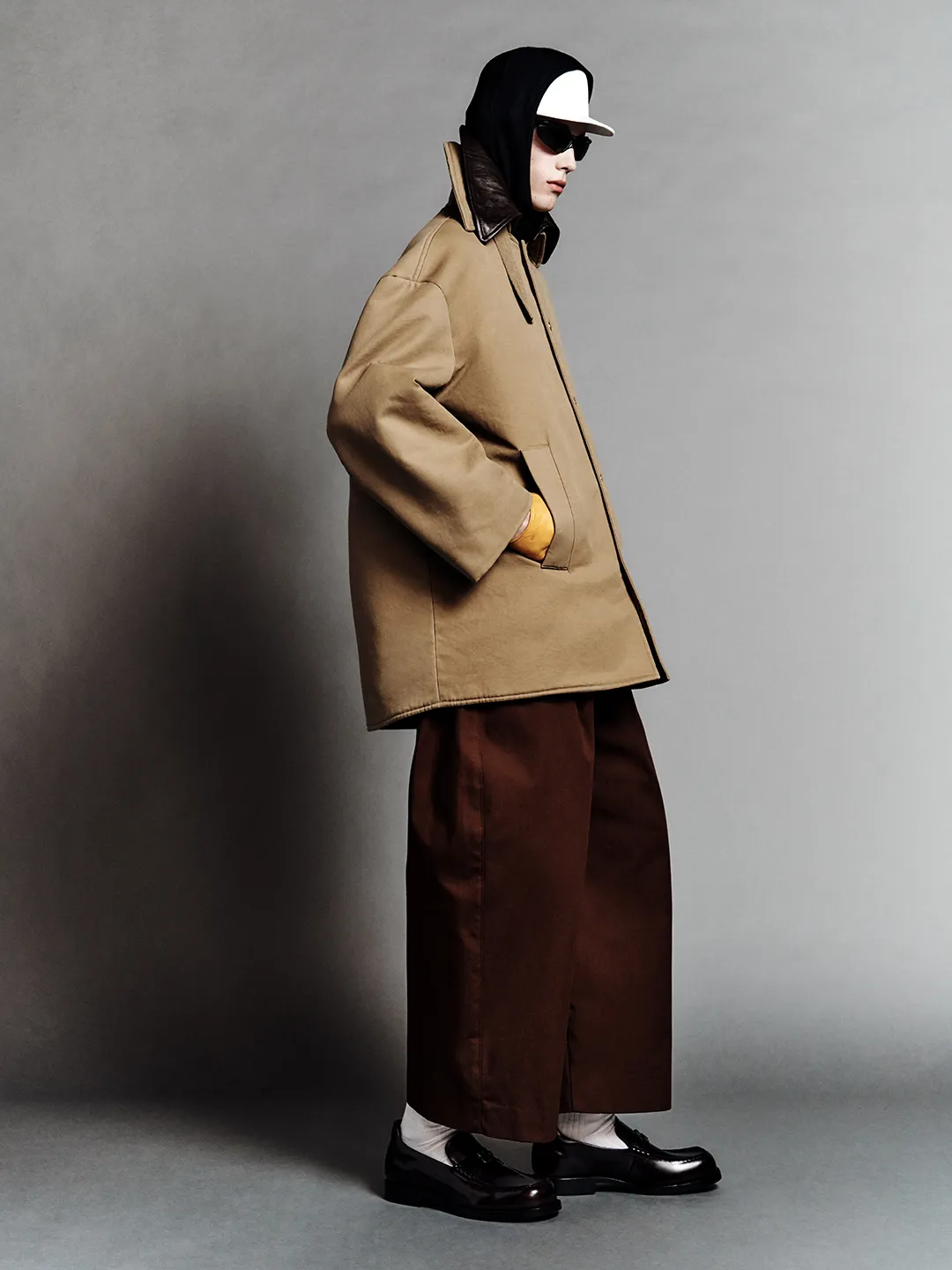 L'image peut contenir des vêtements manteau mode pardessus personne adulte et cape