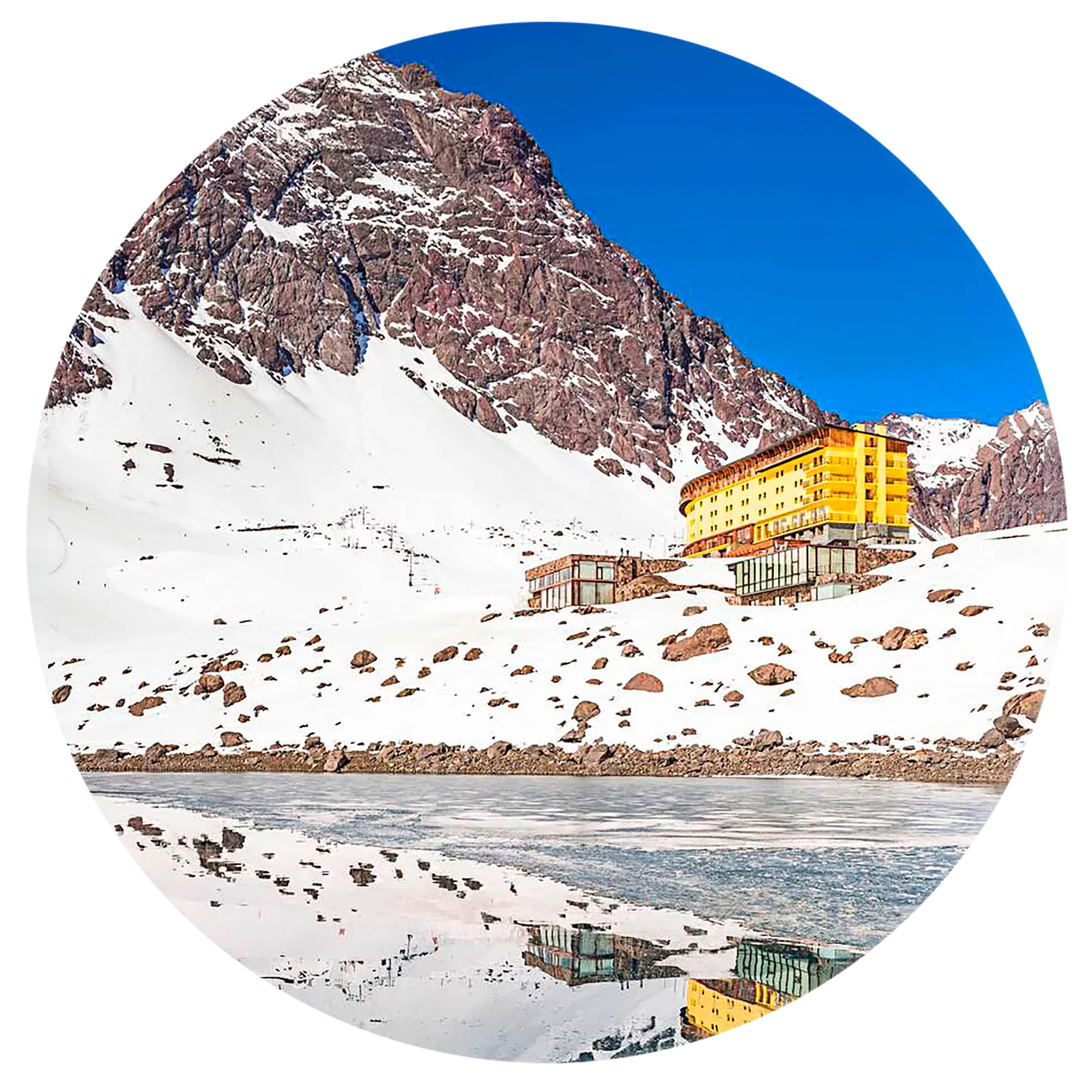 L'image peut contenir Nature Extérieur Paysage Montagne Chaîne de montagnes Pic Eau Bord de l'eau et photographie