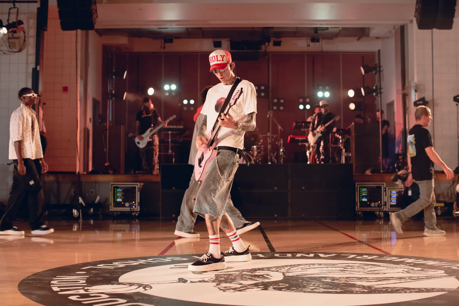 L'image peut contenir Machine Gun Kelly Concert Foule Personne Adulte Guitare Instrument de musique Éclairage et interprète