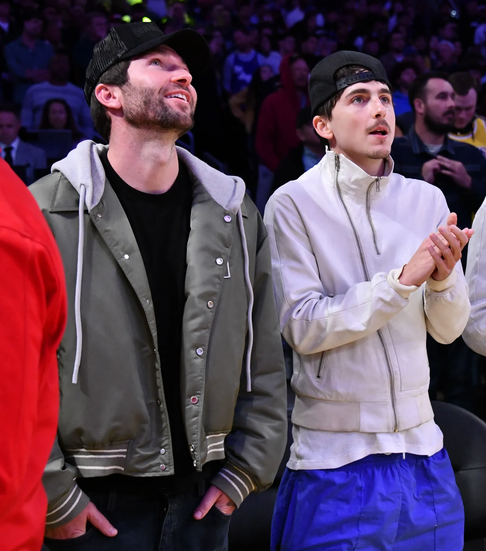 L'image peut contenir Timothe Chalamet Vêtements Manteau Veste Personne adulte Chapeau Tête Visage et Photobombing