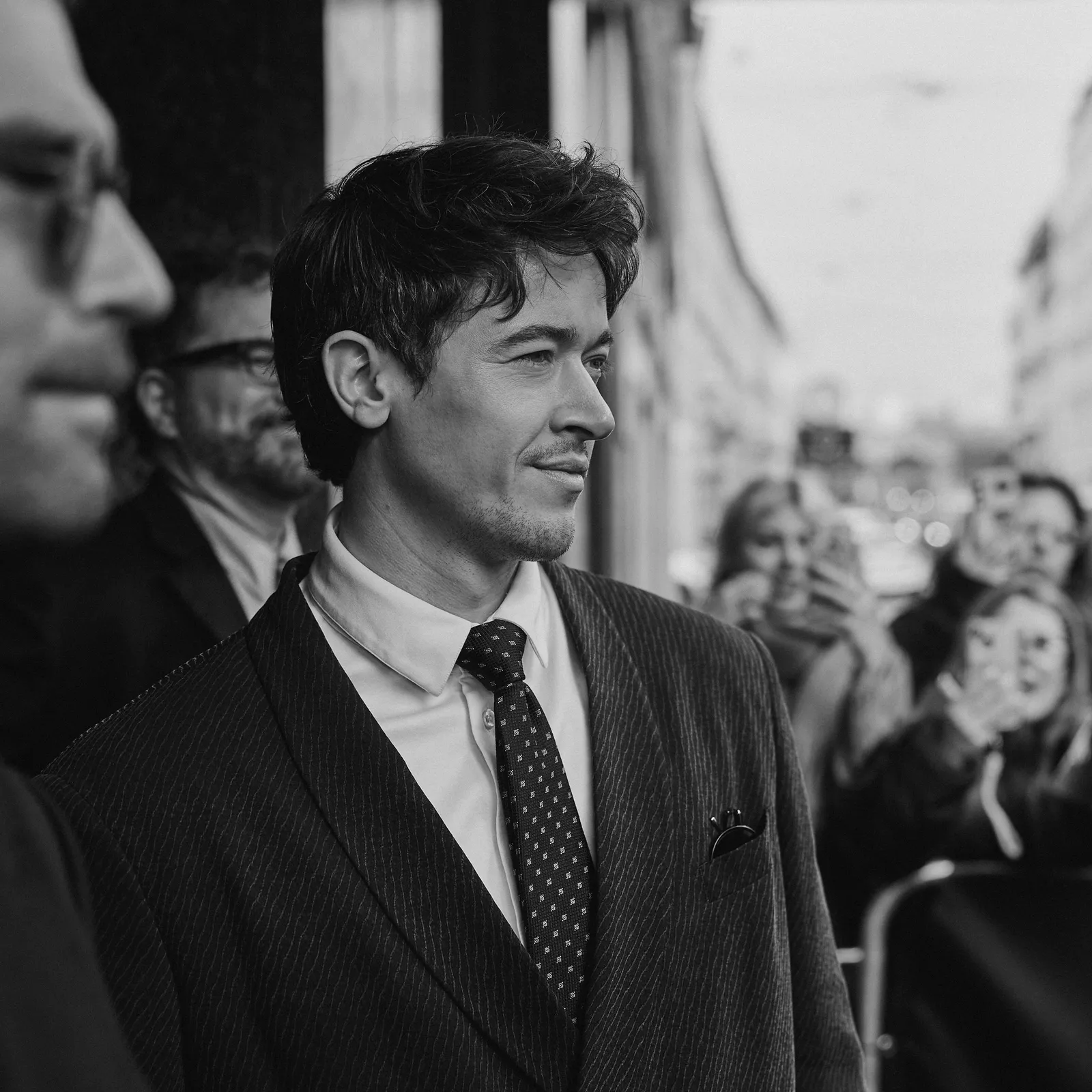 L'image peut contenir des accessoires Vêtements de cérémonie Cravate Tête Personne Visage Vêtements Costume Sourire heureux Photographie et portrait